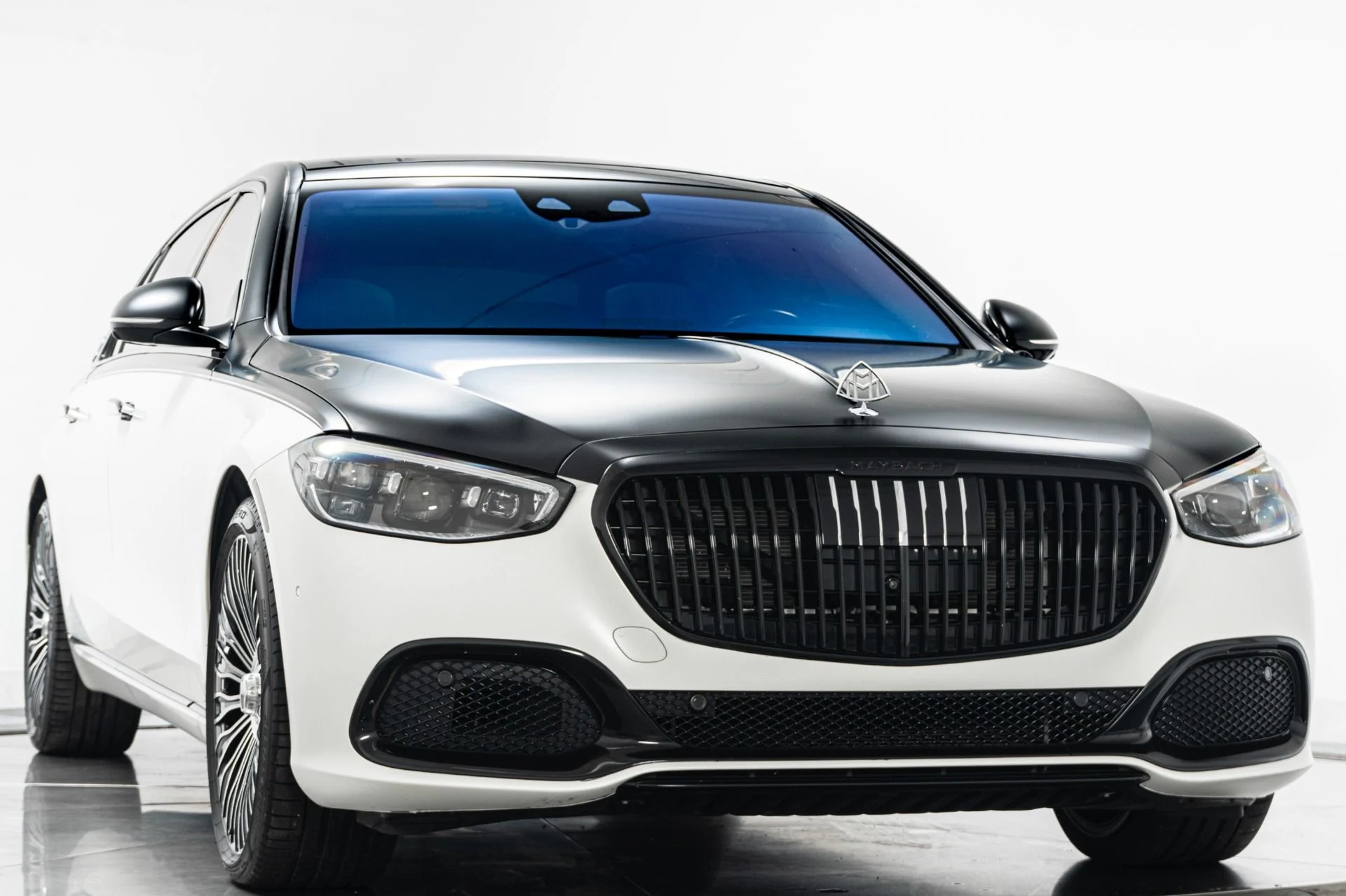 mph002_2936166243_Used_2021_Mercedes_Benz_Maybach_S_580_4_MATIC_Factory_Two_Tone_paint_Executive_Rear_Seat_Package_Bottle_Chiller_1776288092_b976ab193b