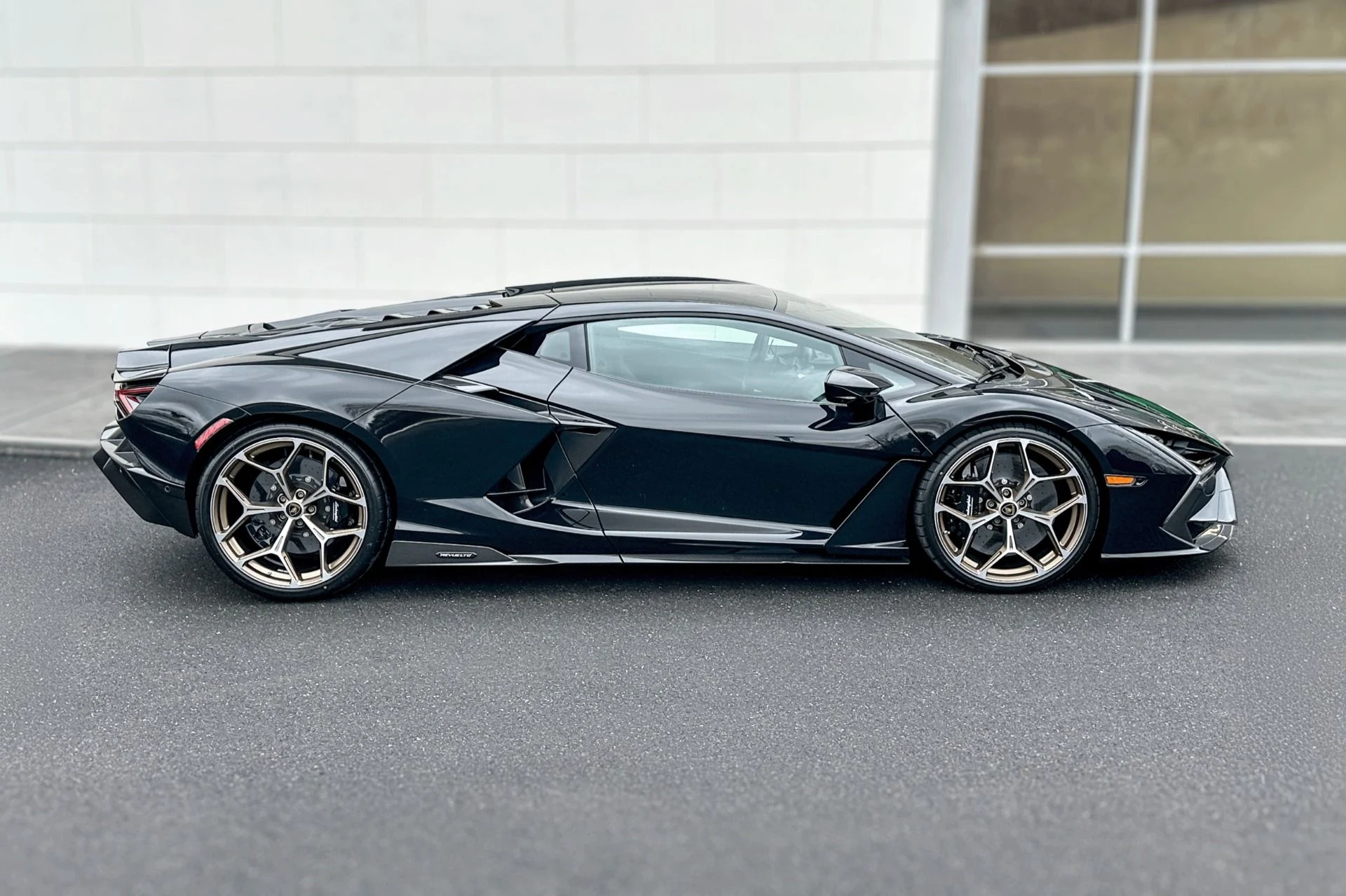 mph002_2941095980_Used_2025_Lamborghini_Revuelto_1769640696_f029721603