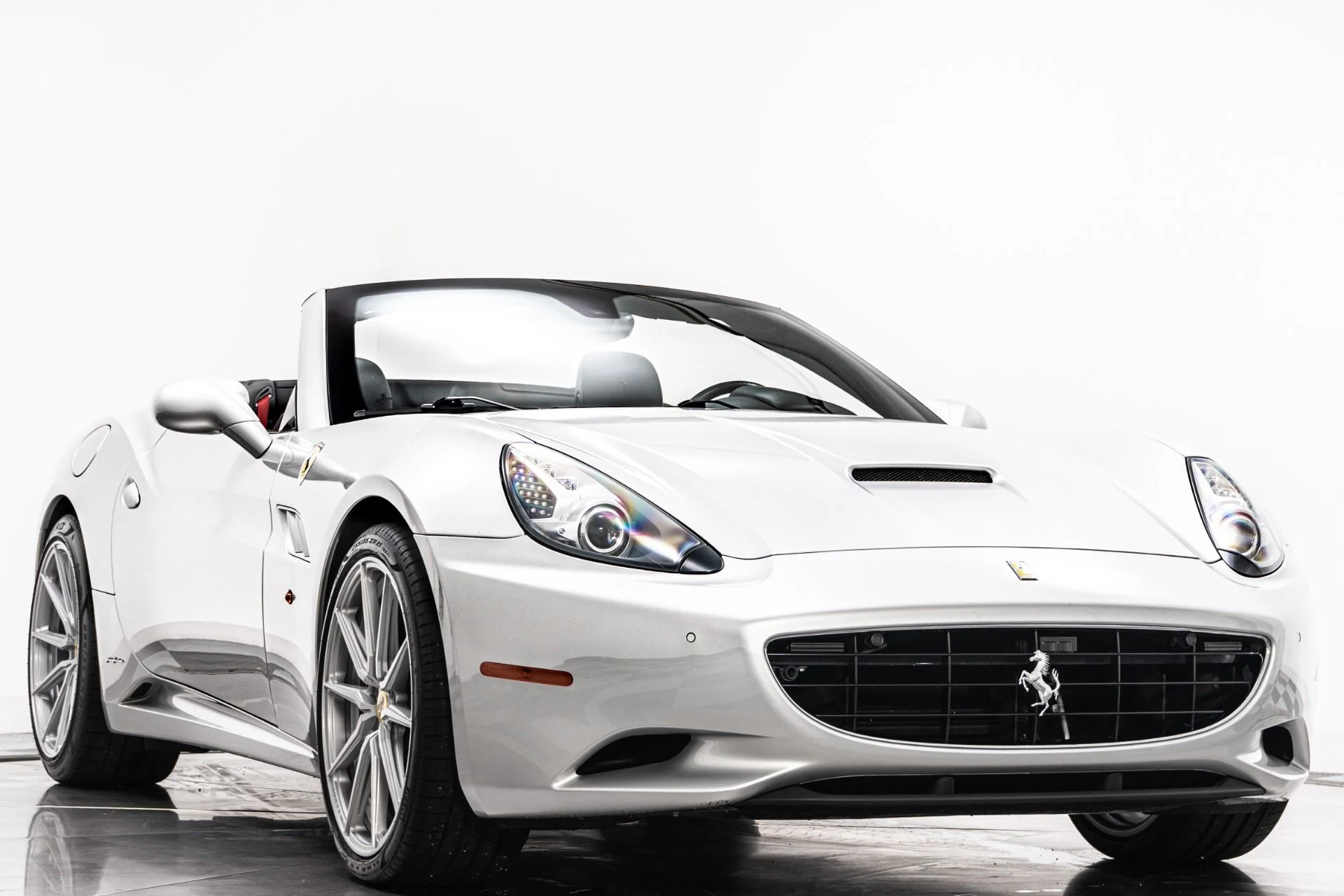 mph002_2948259110_Used_2013_Ferrari_California_1756329432_426f36a74f