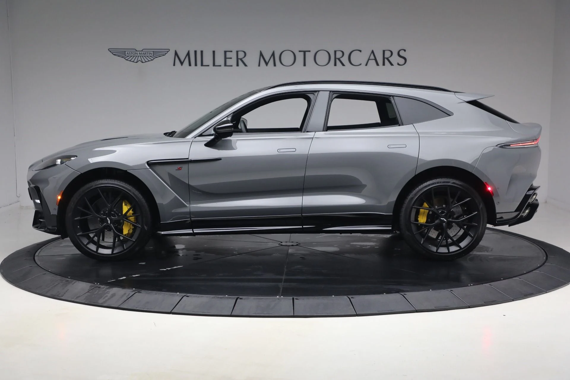 mph002_2955133553_New_2026_Aston_Martin_DBX_S_1787860689_822869ff83