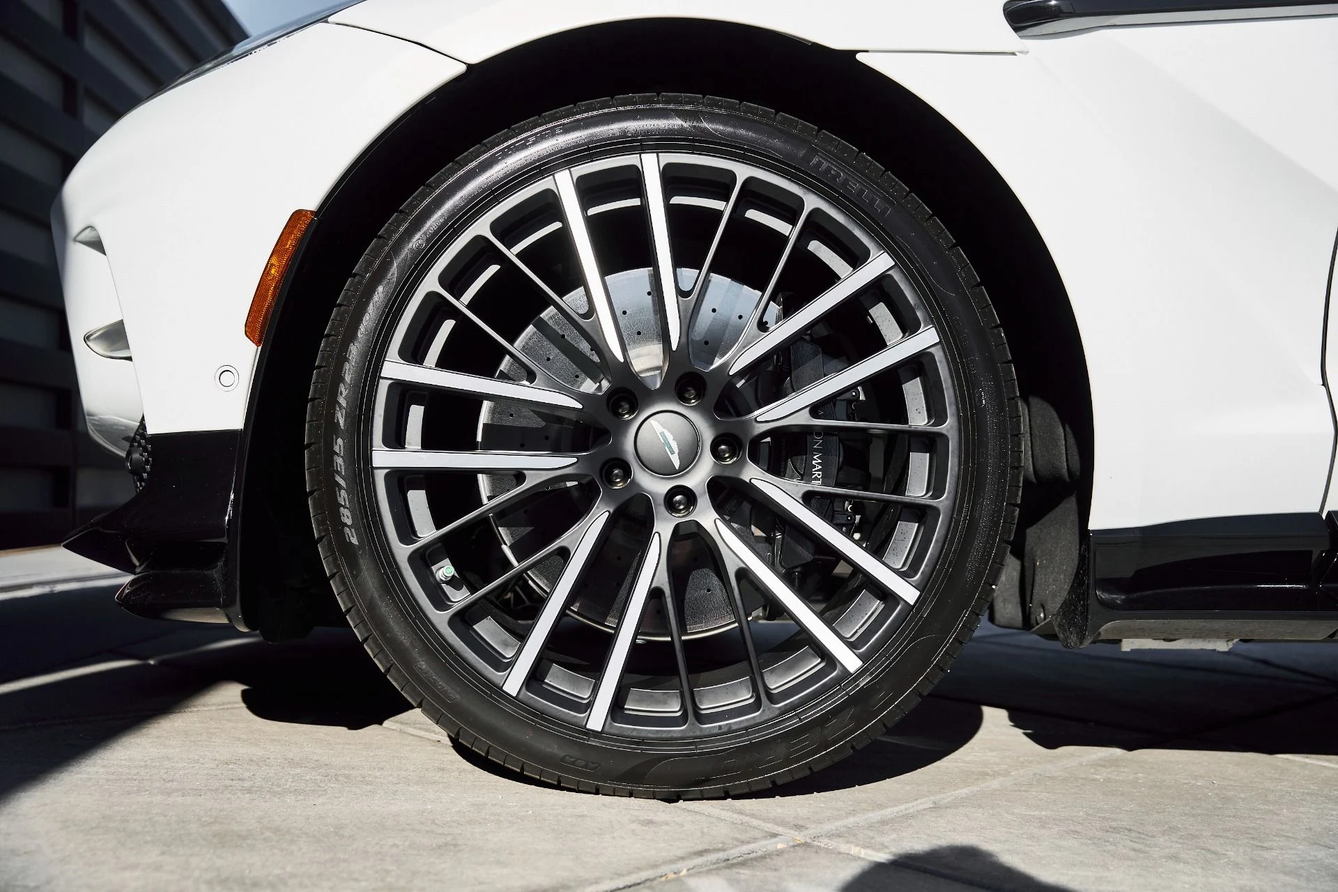 mph002_2962380132_Used_2025_Aston_Martin_DBX_707_1767063135_5fad80a377