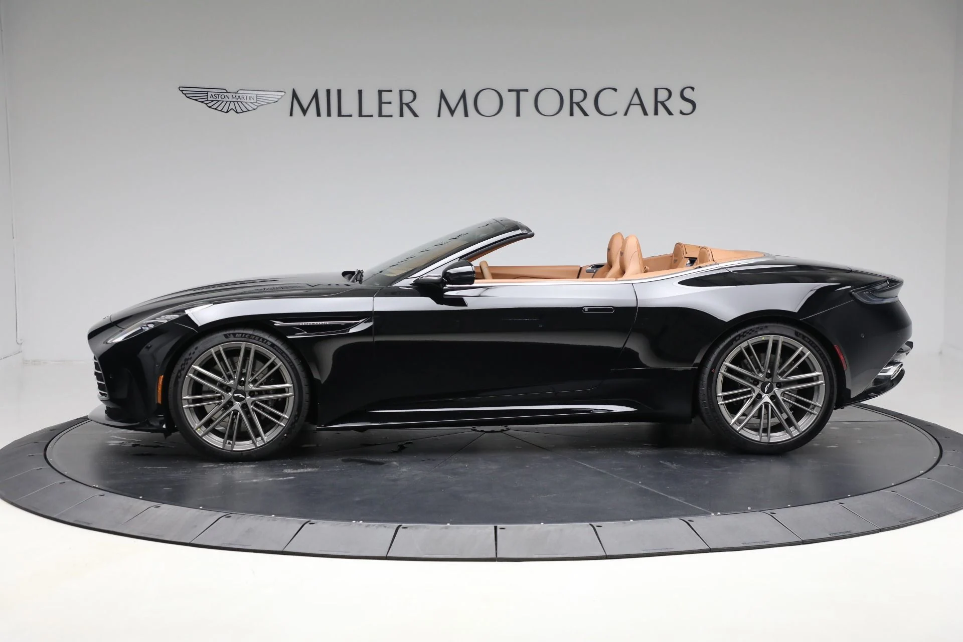mph002_3015466097_New_2025_Aston_Martin_DB_12_Volante_16719200d0