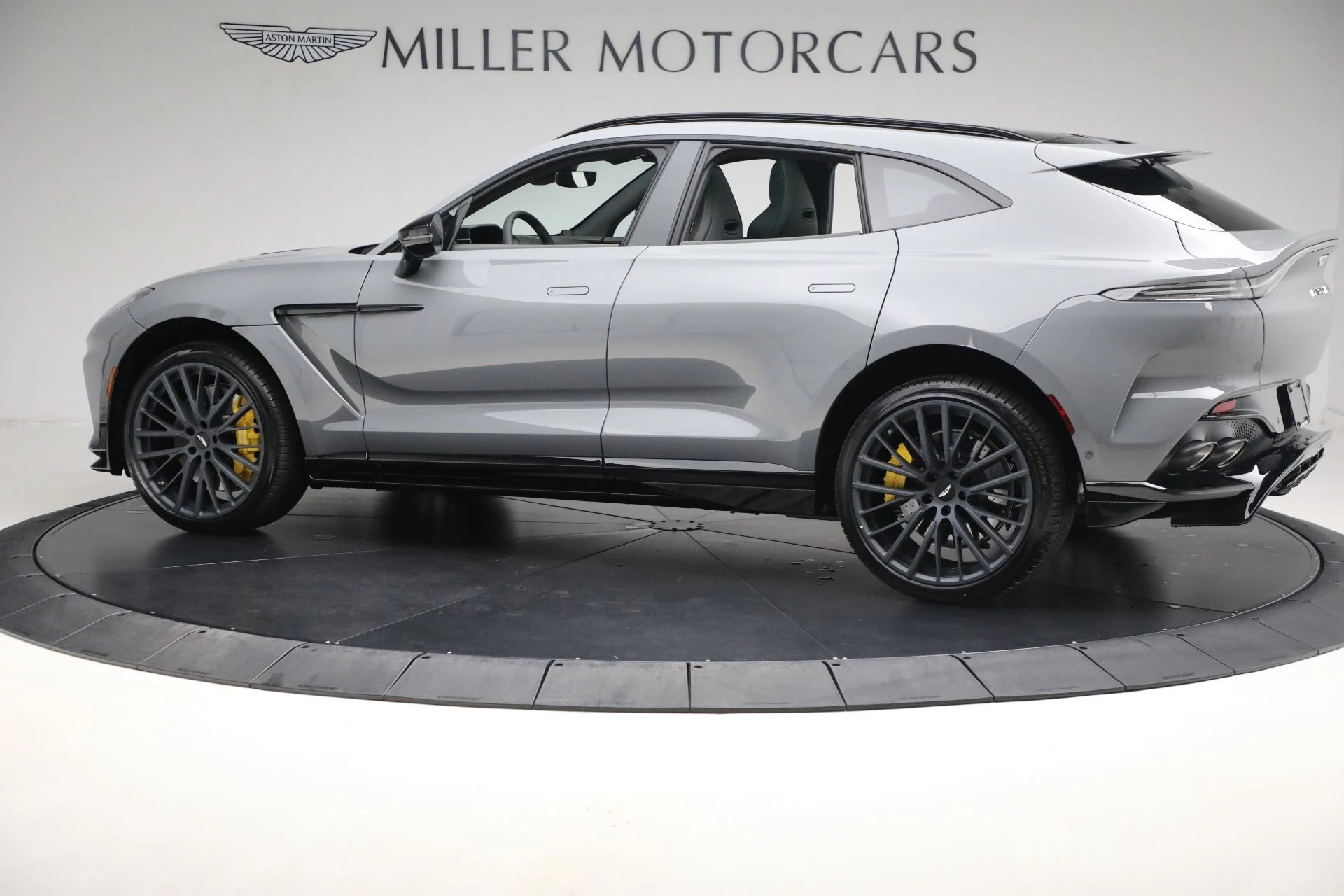mph002_3048410539_Used_2025_Aston_Martin_DBX_707_707_0016143d6a