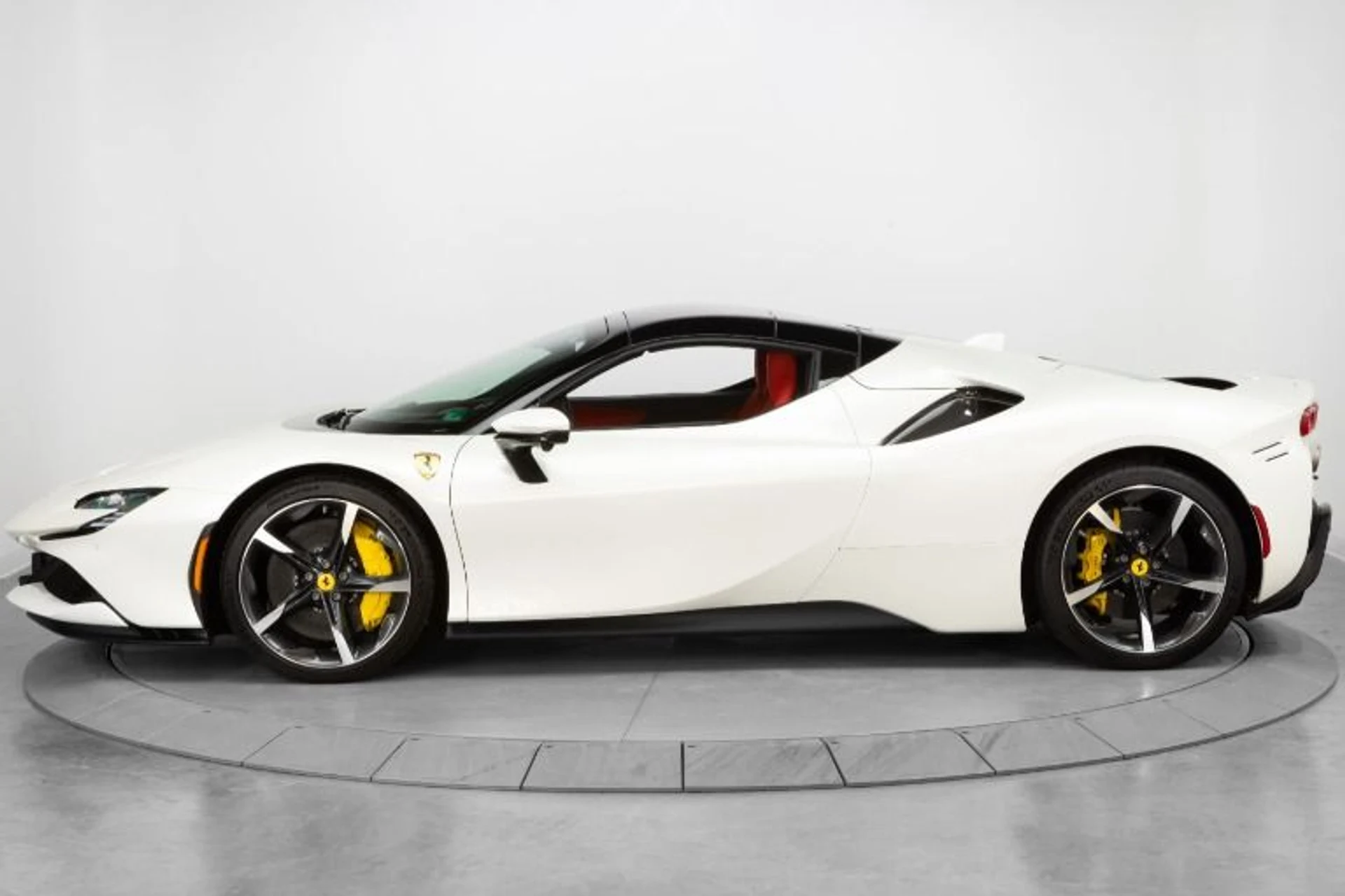 mph002_306837082_Used_2022_Ferrari_SF_90_Spider_1773411326_006432b61e