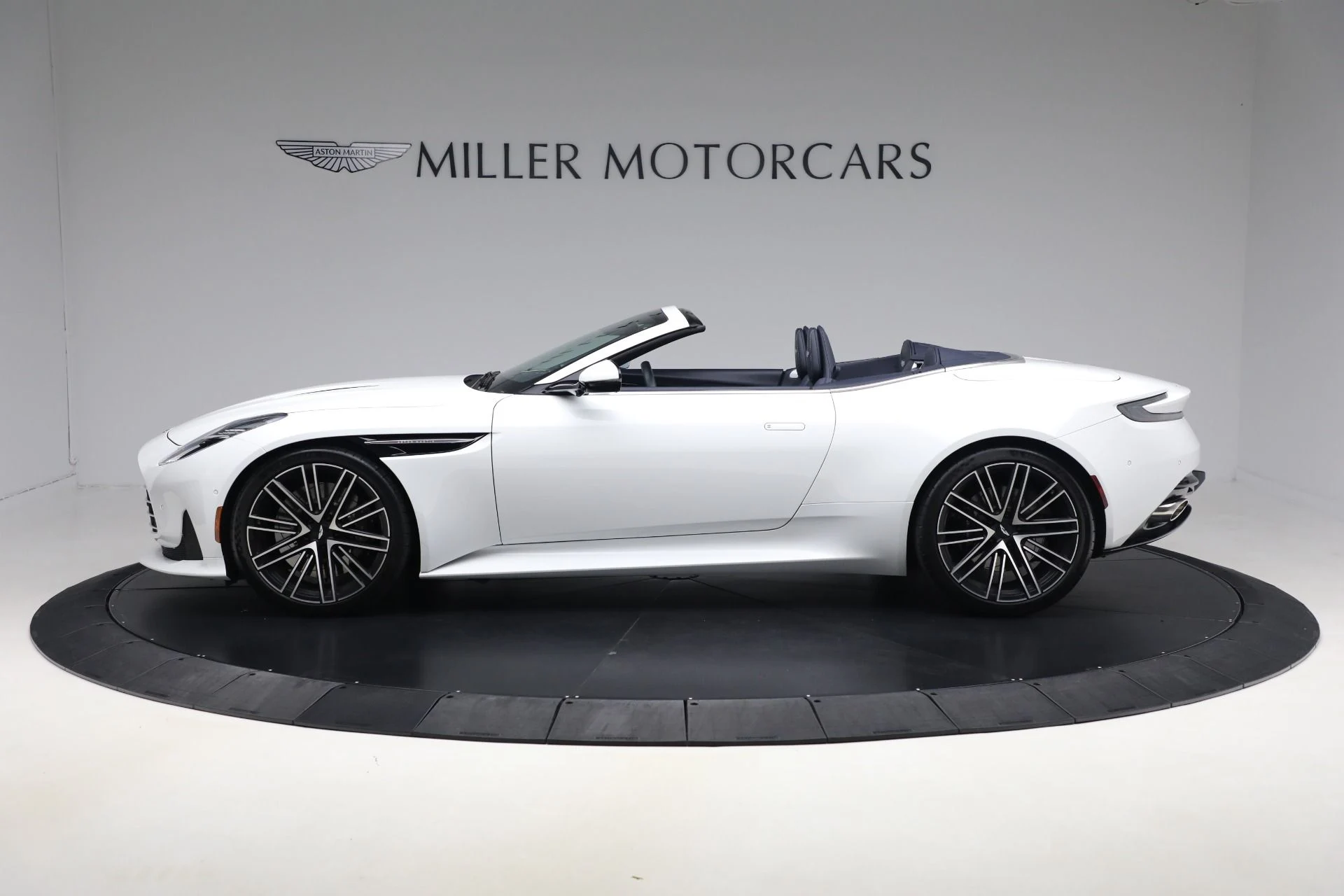 mph002_3097153815_Used_2024_Aston_Martin_DB_12_Volante_6d97788fa2