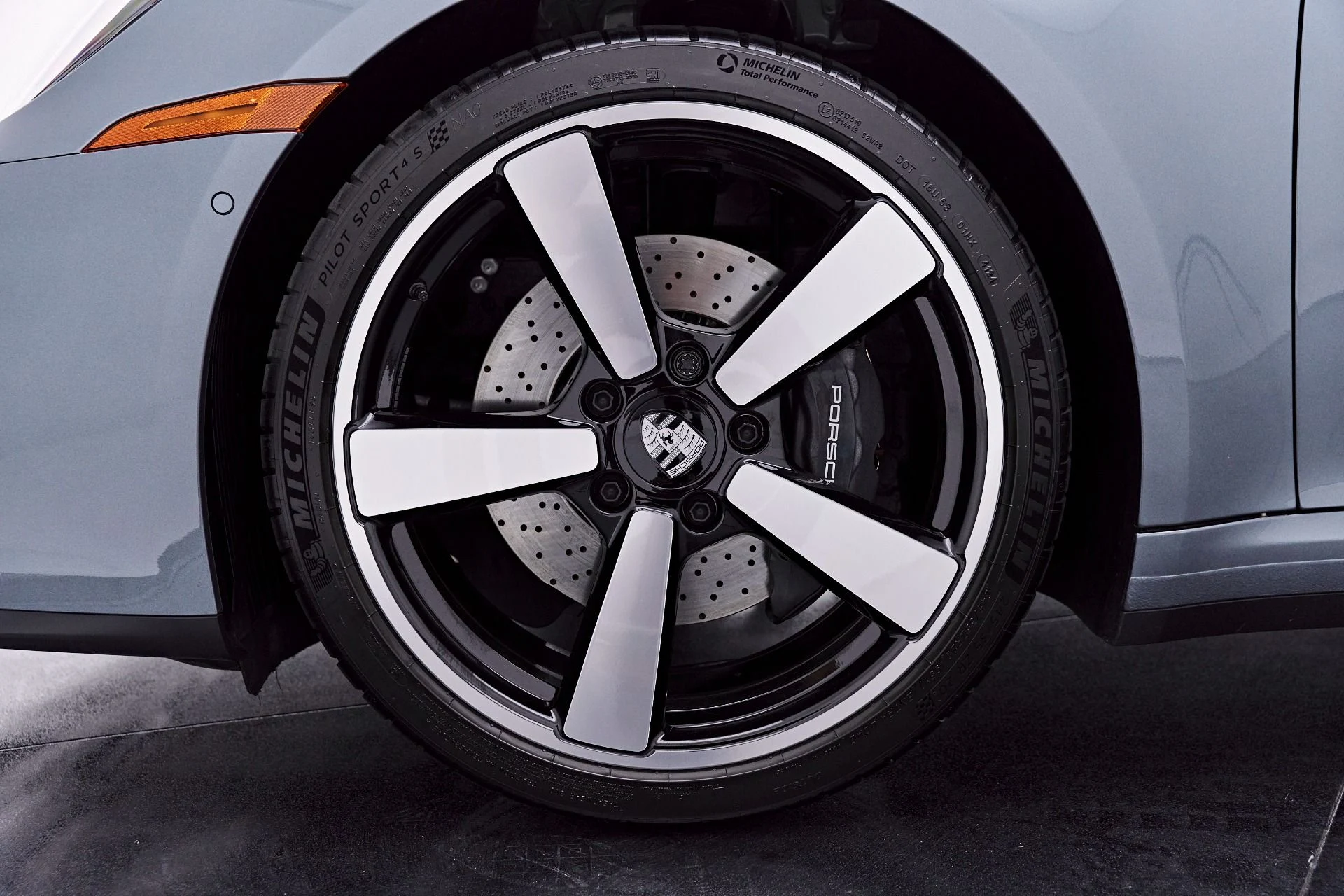 mph002_3109141391_Used_2025_Porsche_911_Carrera_1777504744_5bdfb3b438