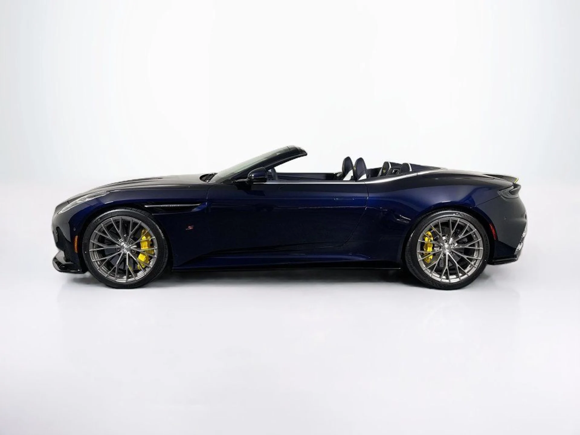 mph002_3113381905_new_2026_aston_martin_db12_volante_11350_23082911_2_1024_75da2765ce