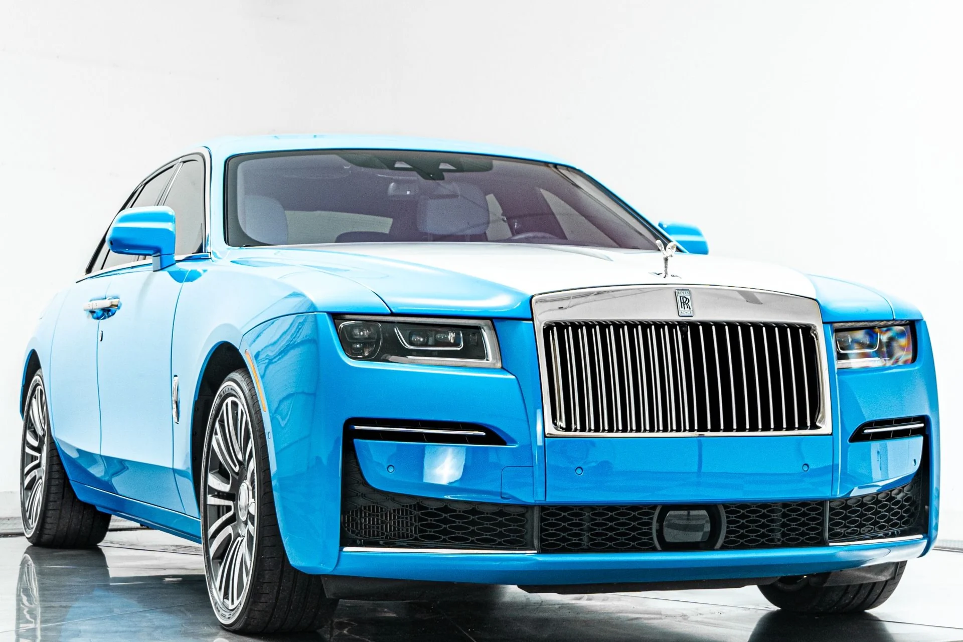 mph002_3114224024_Used_2023_Rolls_Royce_Ghost_Special_Order_Color_Commissioned_Collection_Interior_1789673612_d2cbb9b62e
