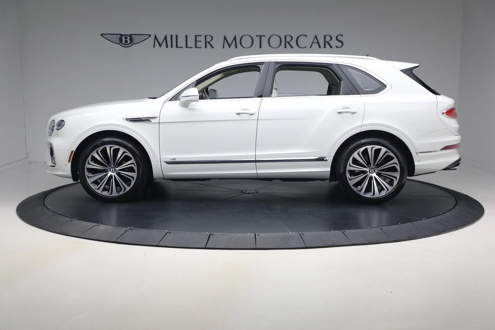 mph002_3124227237_Used_2022_Bentley_Bentayga_V8_1777753010_5b75889372