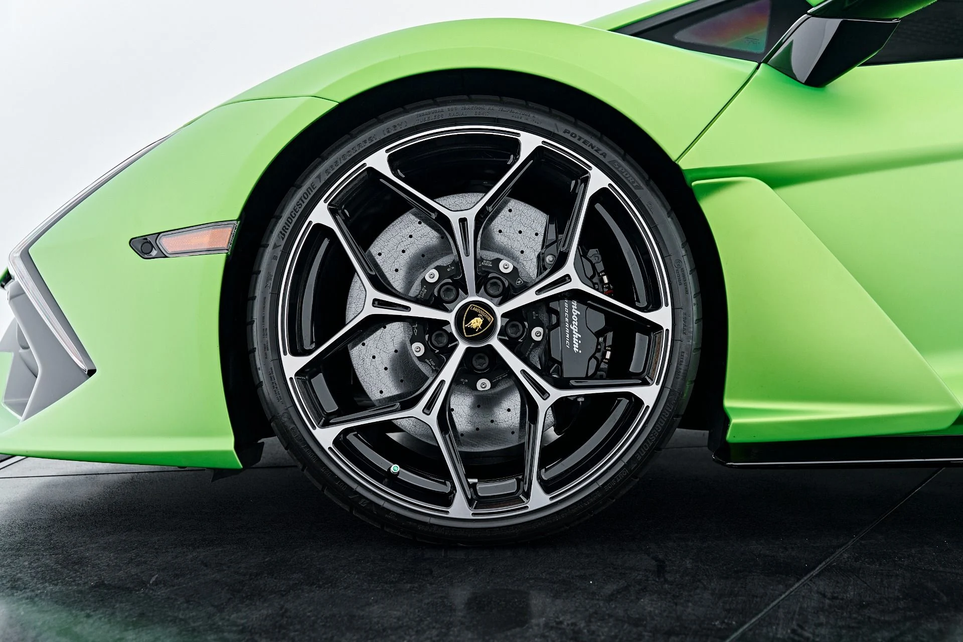 mph002_3125830946_Used_2024_Lamborghini_Revuelto_Base_1789697425_cb0435bb0b