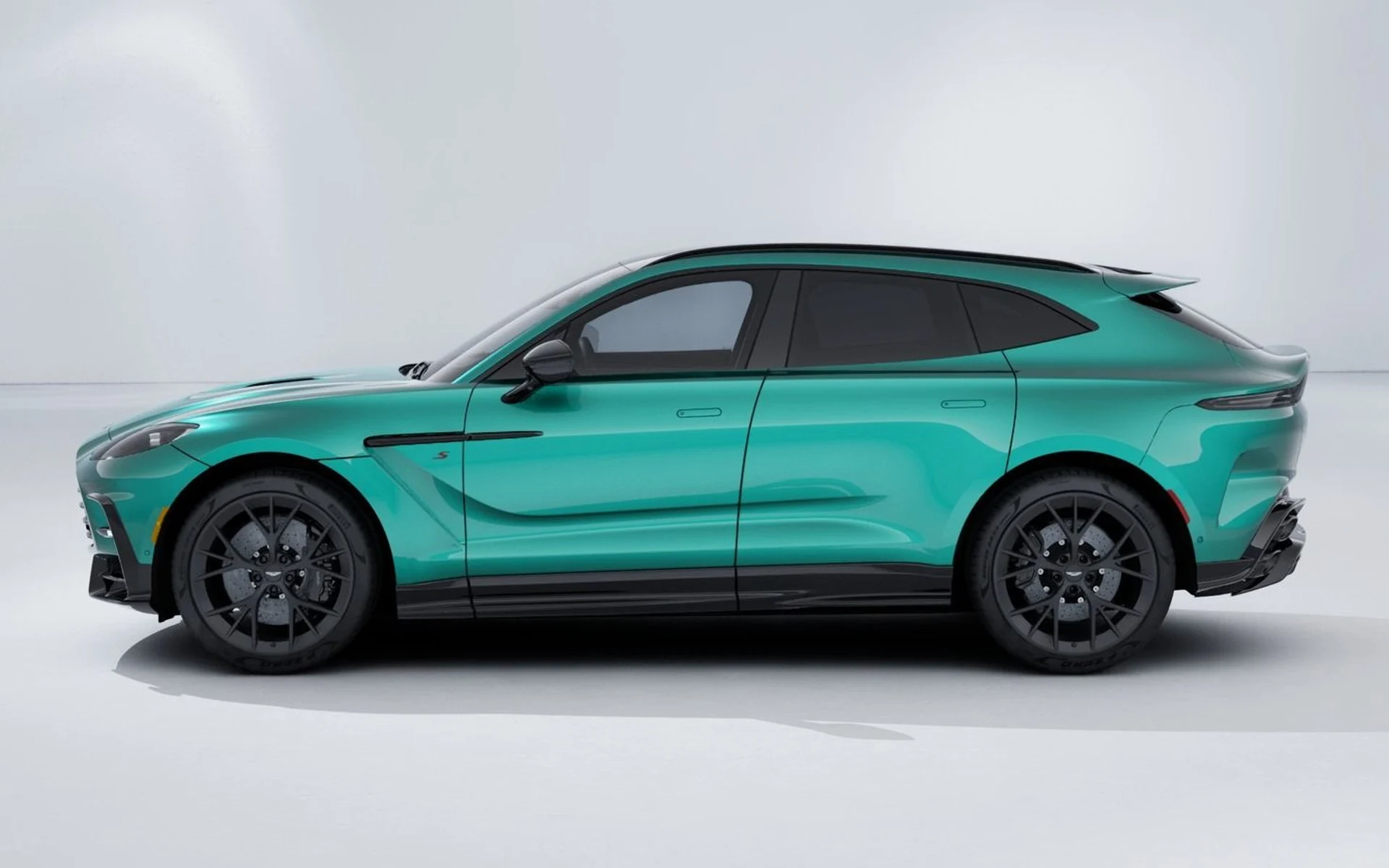 mph002_3137341022_New_2026_Aston_Martin_DBX_S_1764701192_548cbb0394
