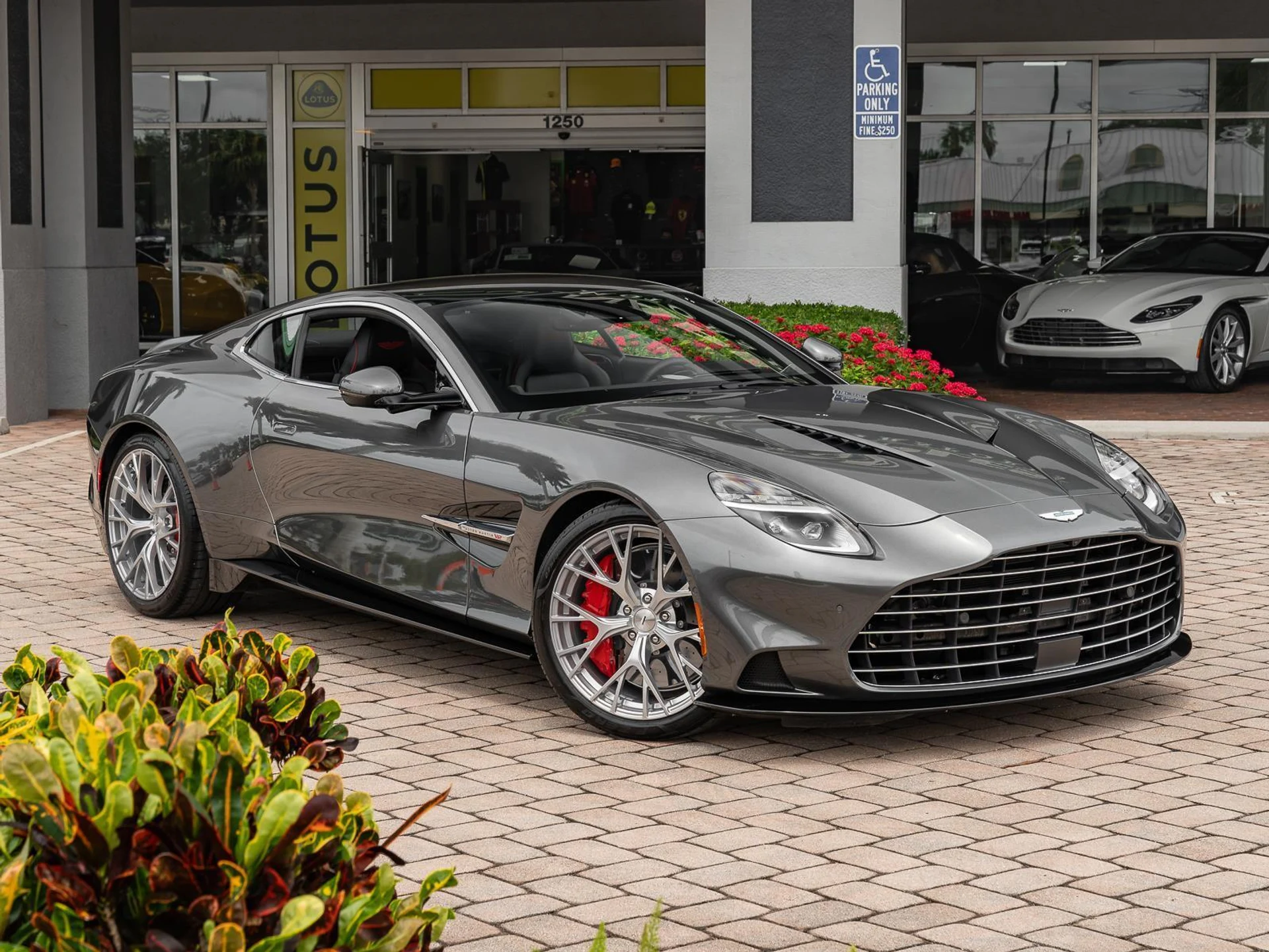 mph002_3150175751_Used_2025_Aston_Martin_Vanquish_Coupe_1780612104_521e043e4d