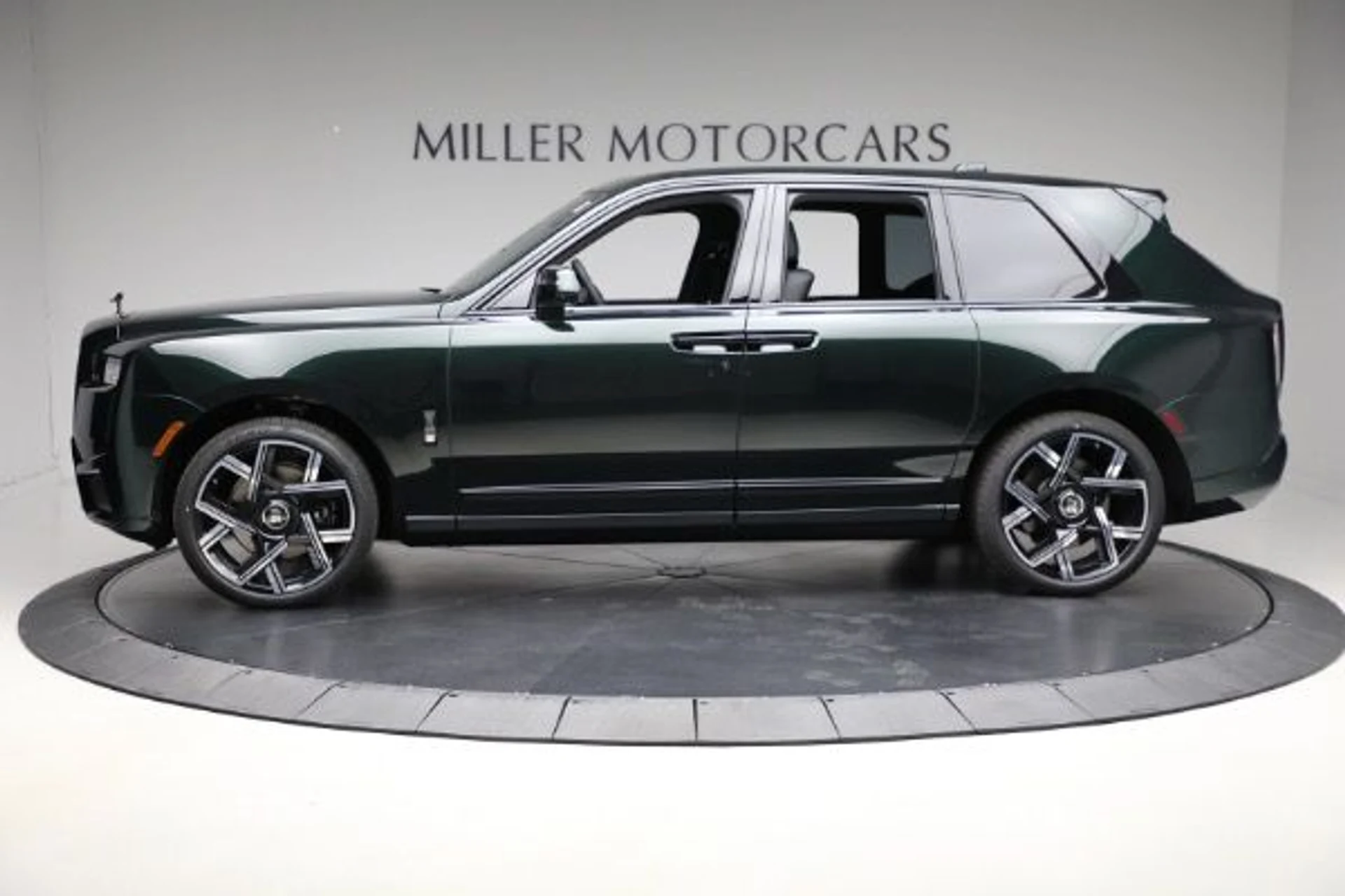 mph002_3157950619_New_2025_Rolls_Royce_Black_Badge_Cullinan_00bd8d9473
