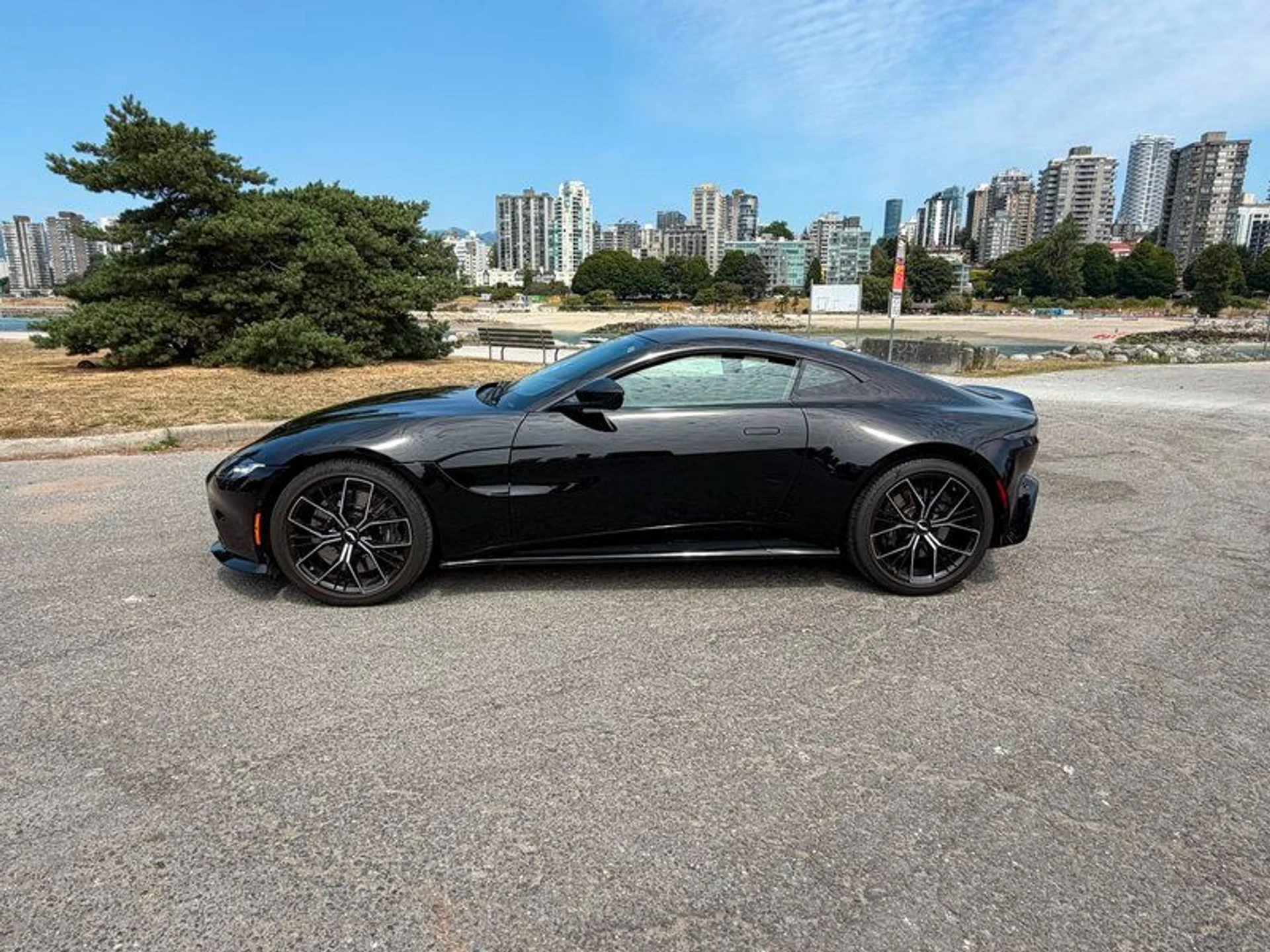 mph002_3186149229_38804064_01609_2022_aston_martin_vantage_003_10007b95fc