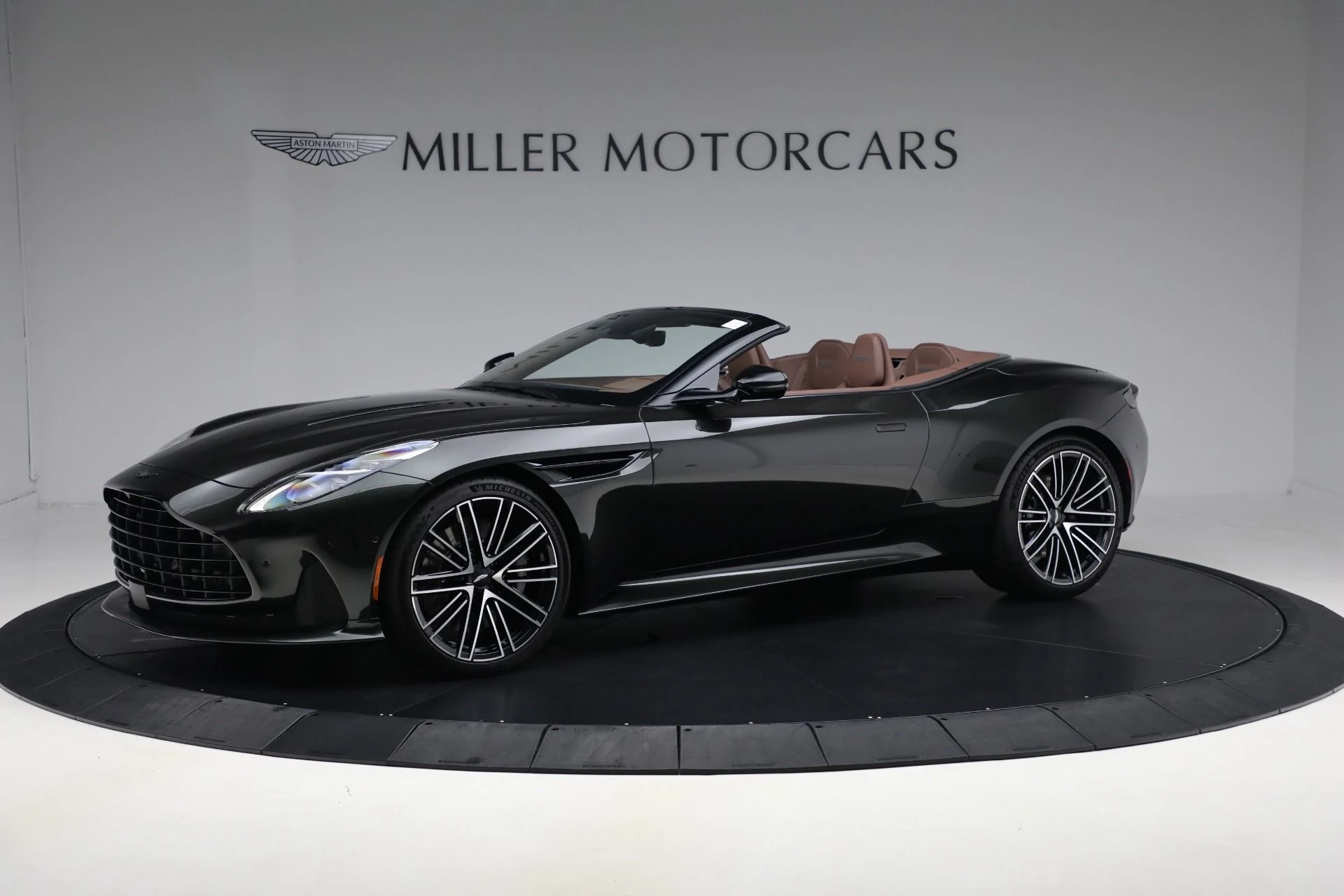mph002_3196518892_Used_2024_Aston_Martin_DB_12_Volante_09a1599575