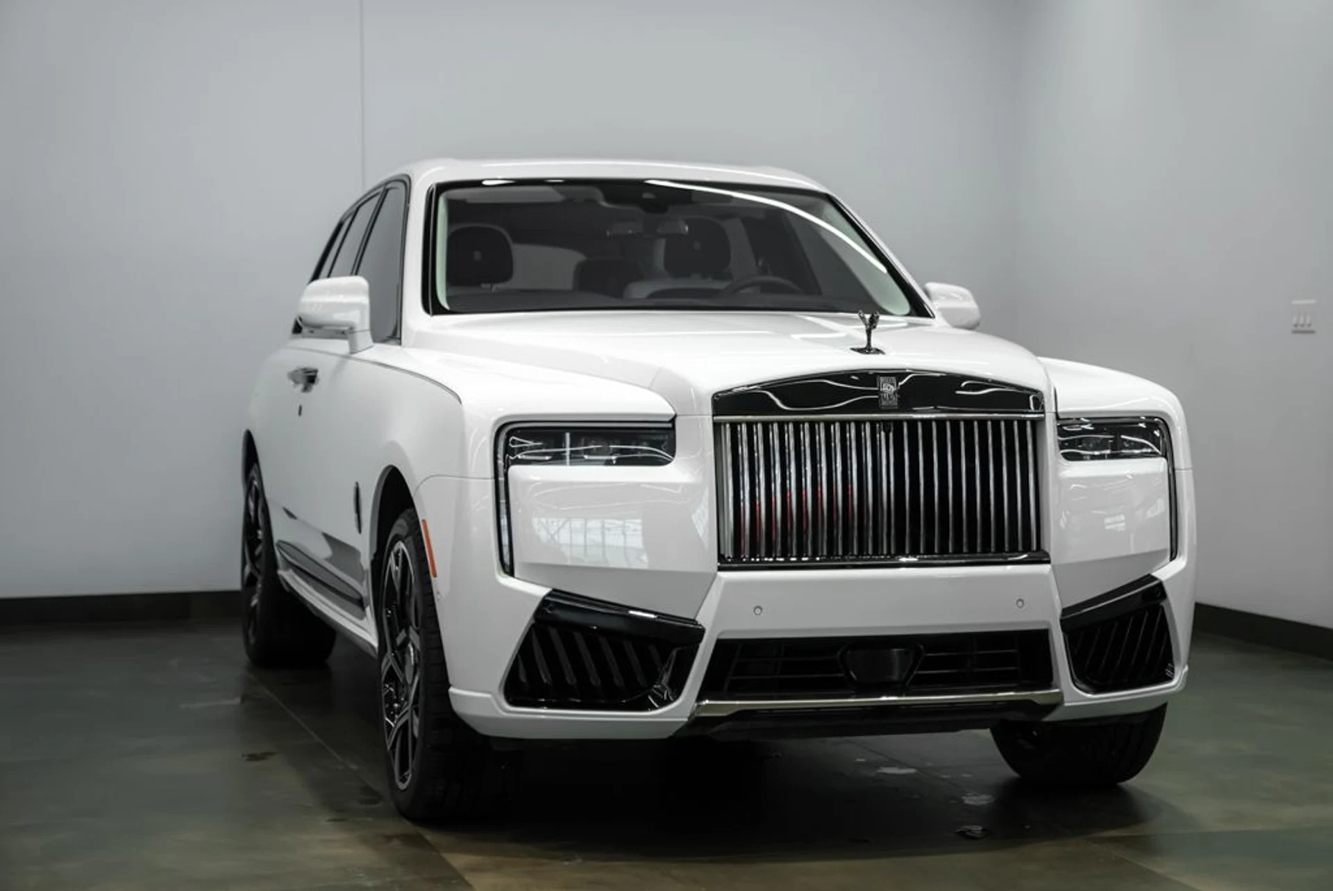 mph002_3208440442_rolls_royce_cullinan_2025_jpg_v_1768928641_f7a181f3ac