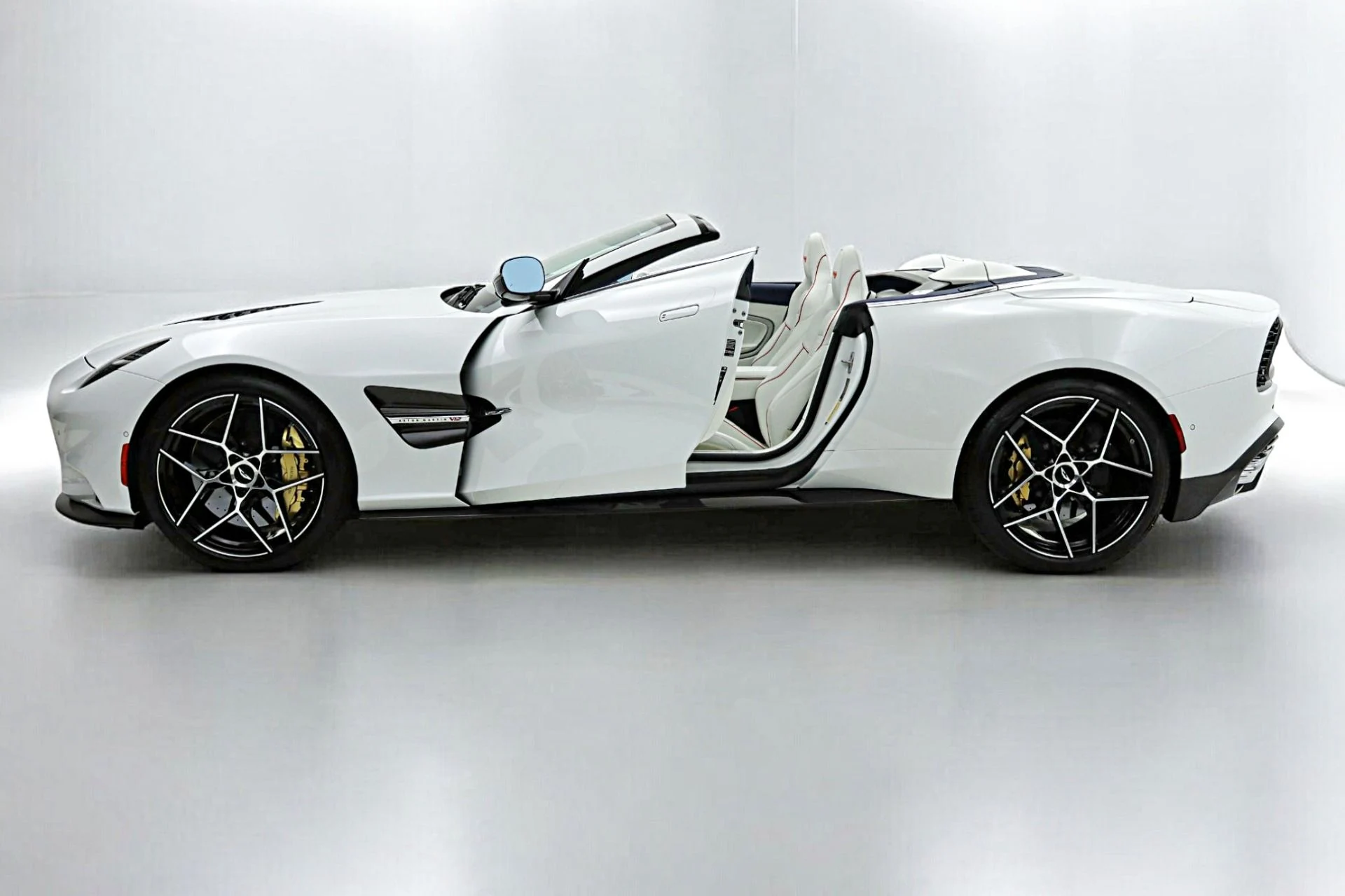 mph002_3249423056_New_2026_Aston_Martin_Vanquish_Volante_428dd32a98