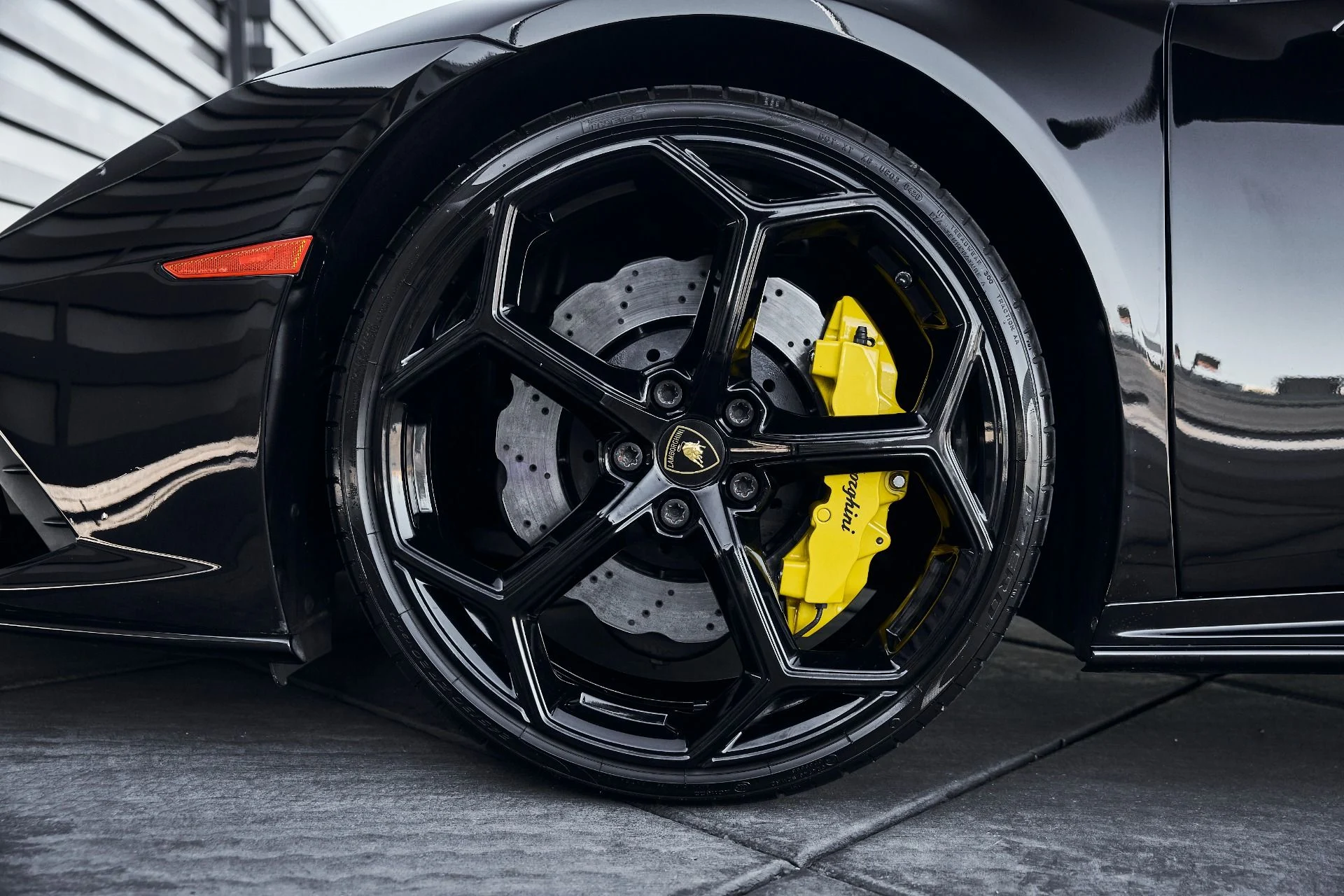 mph002_3264276981_Used_2021_Lamborghini_Huracan_EVO_Base_1774404935_0b1ea57046