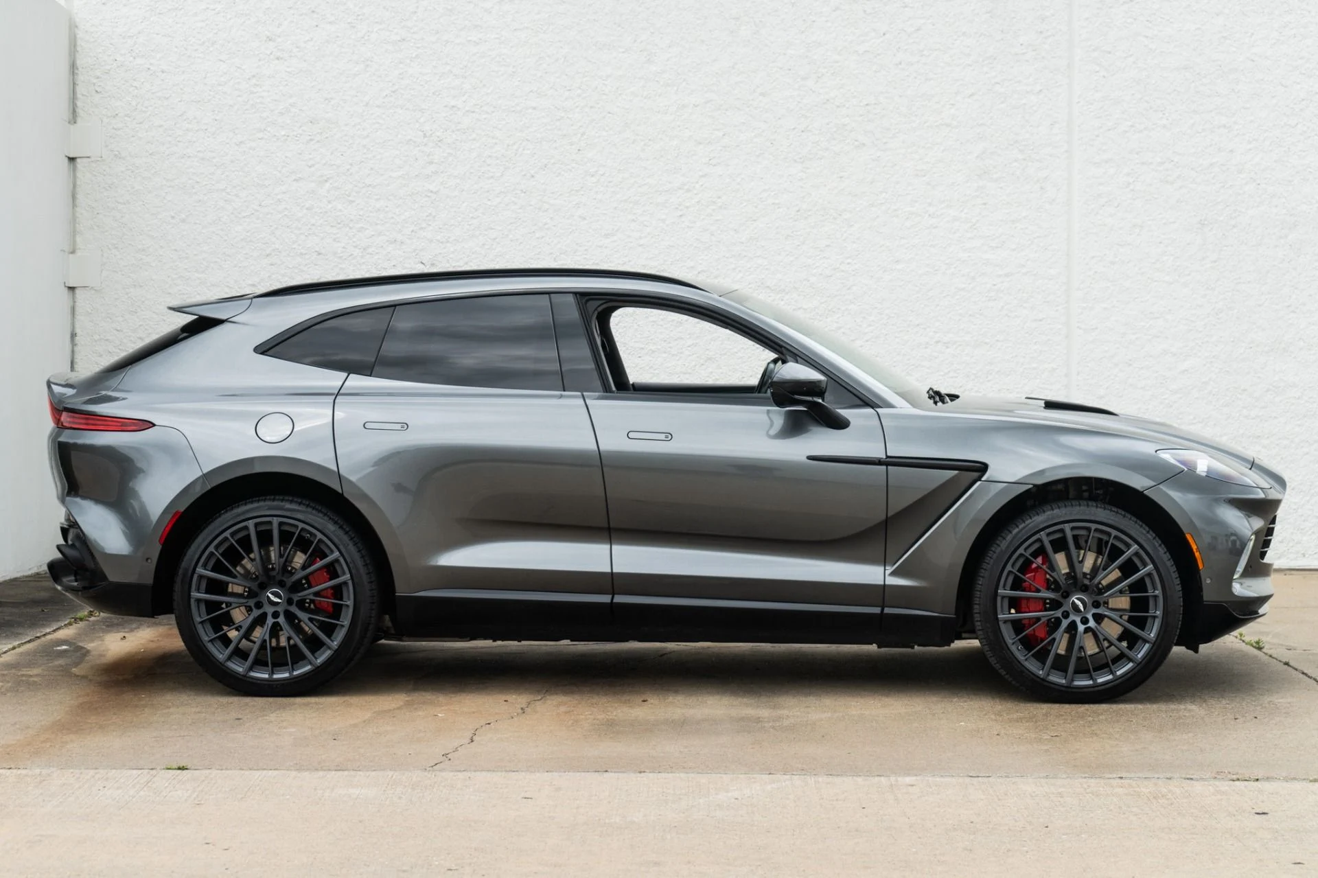 mph002_3298292602_Used_2021_Aston_Martin_DBX_1777484971_c2ee504e45