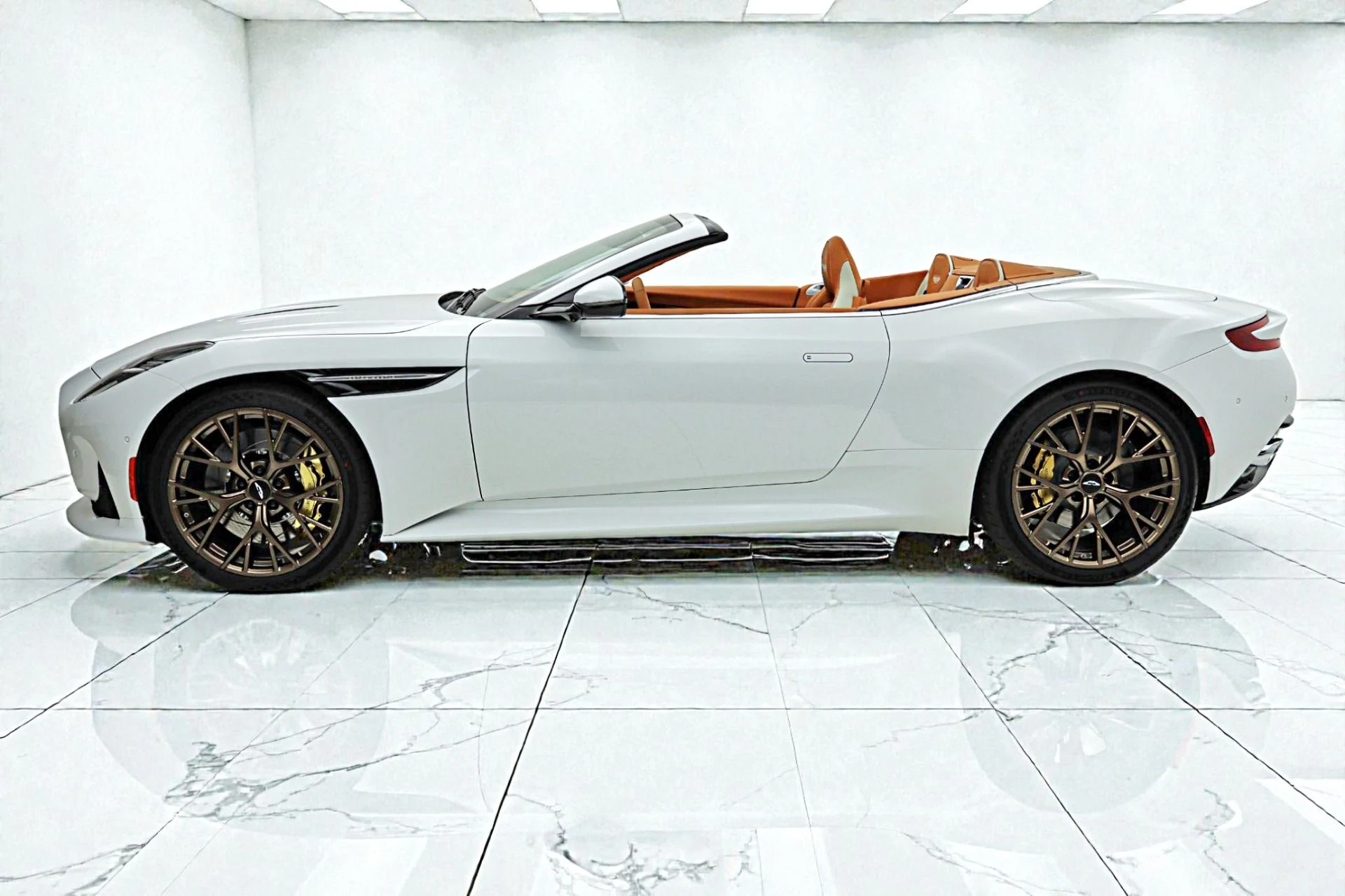 mph002_3307481348_New_2026_Aston_Martin_DB_12_Volante_272110729f