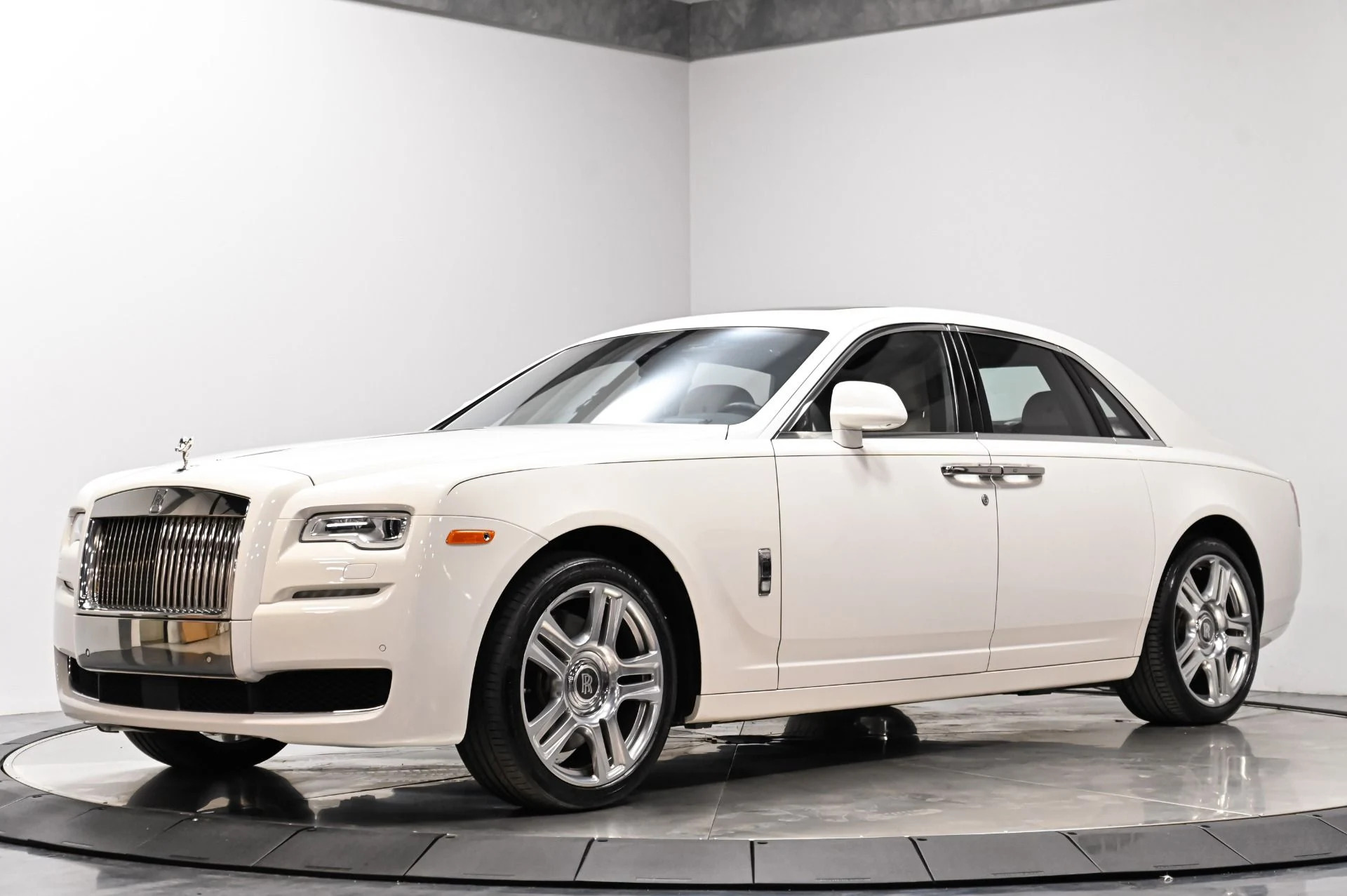 mph002_3321726916_Used_2017_Rolls_Royce_Ghost_Base_1793114215_12b1698257