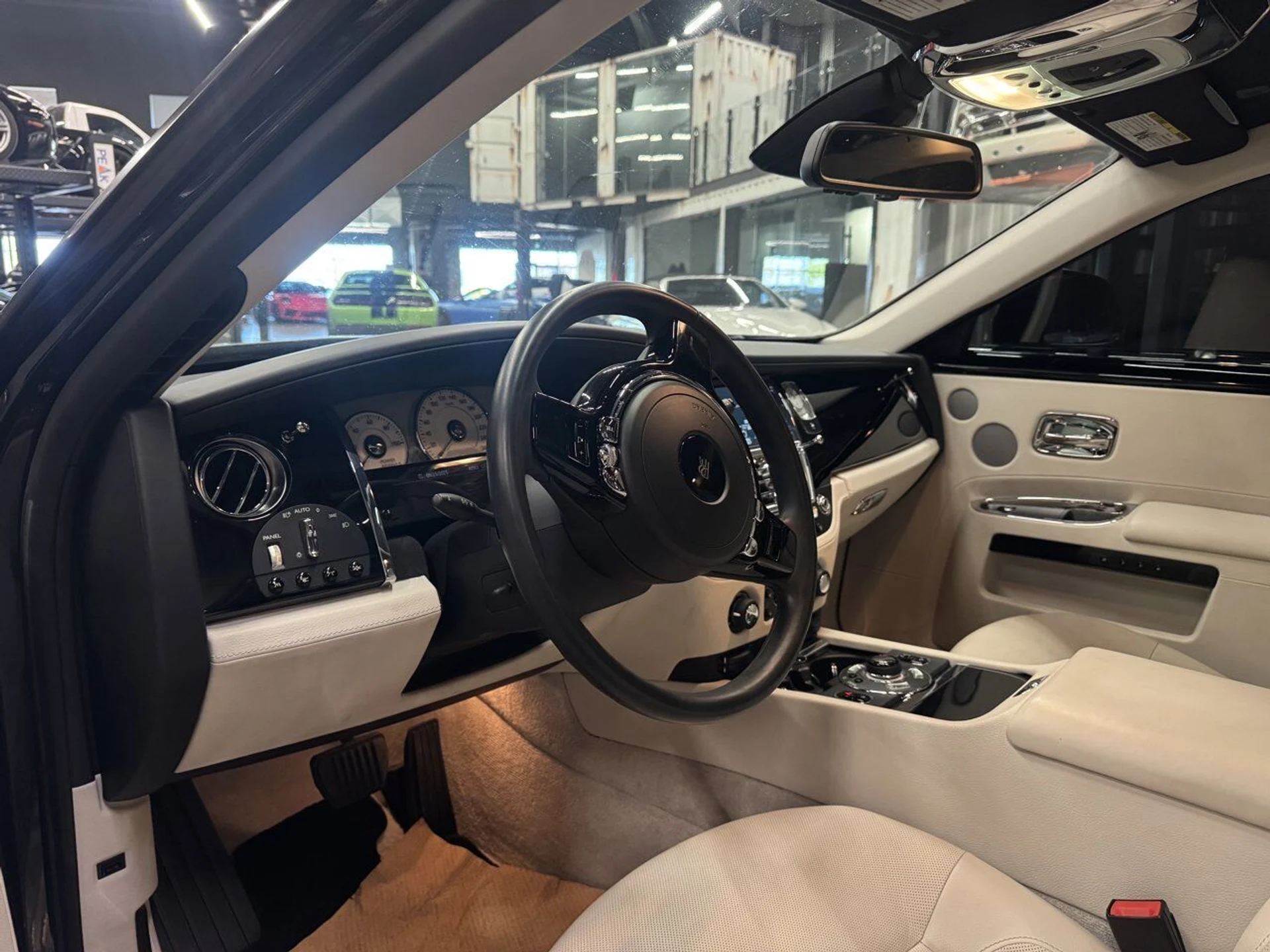mph002_3337627035_rolls_royce_ghost_2012_95f4d2c633