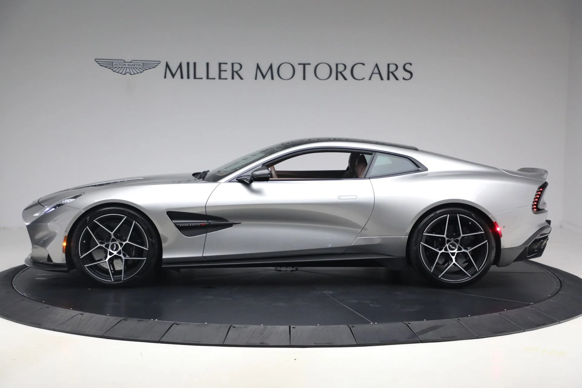 mph002_3361186590_Used_2025_Aston_Martin_Vanquish_1791232652_db18cfdbce