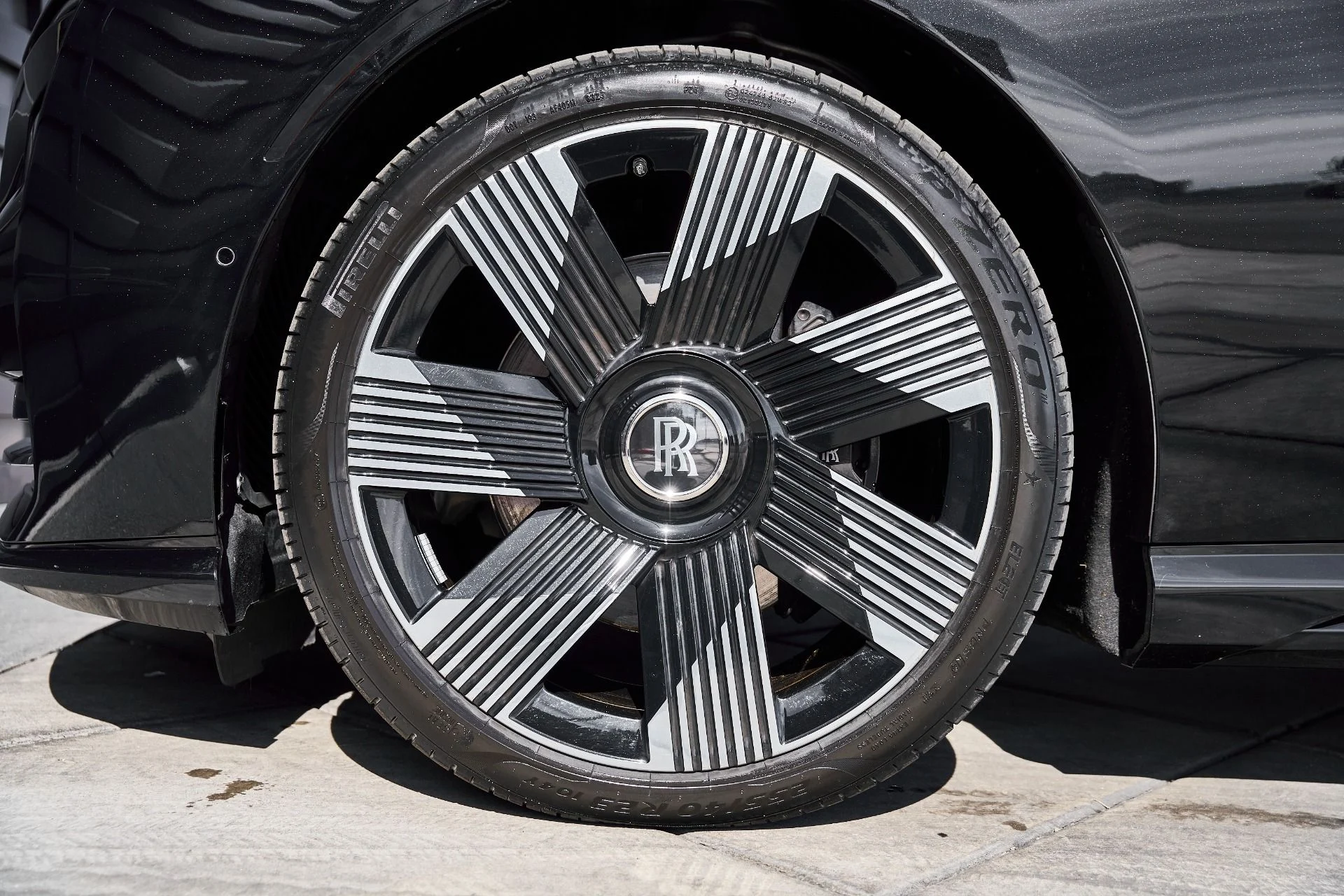 mph002_3376024635_Used_2025_Rolls_Royce_Spectre_Base_1771642428_59f8070aeb