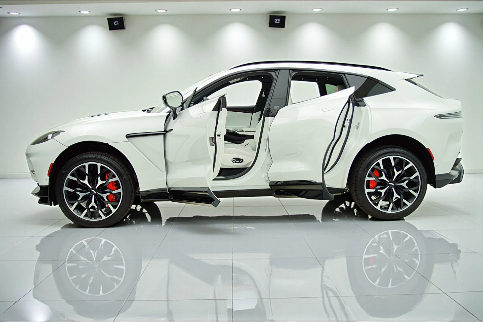 mph002_3402101155_Used_2023_Aston_Martin_DBX_707_b77978884a