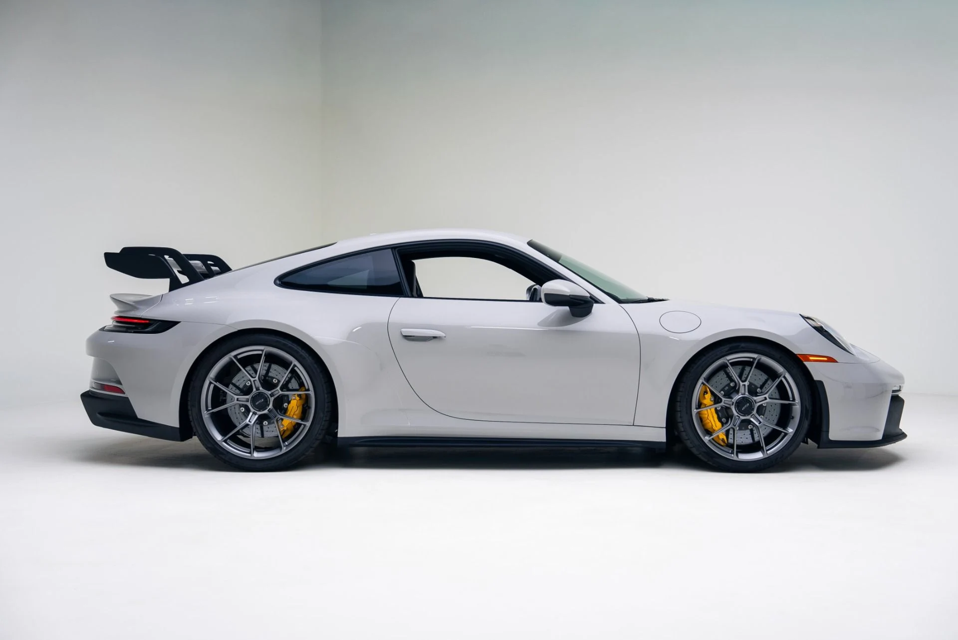 mph002_3411869778_Used_2024_Porsche_911_GT_3_1766184569_6e729d8753