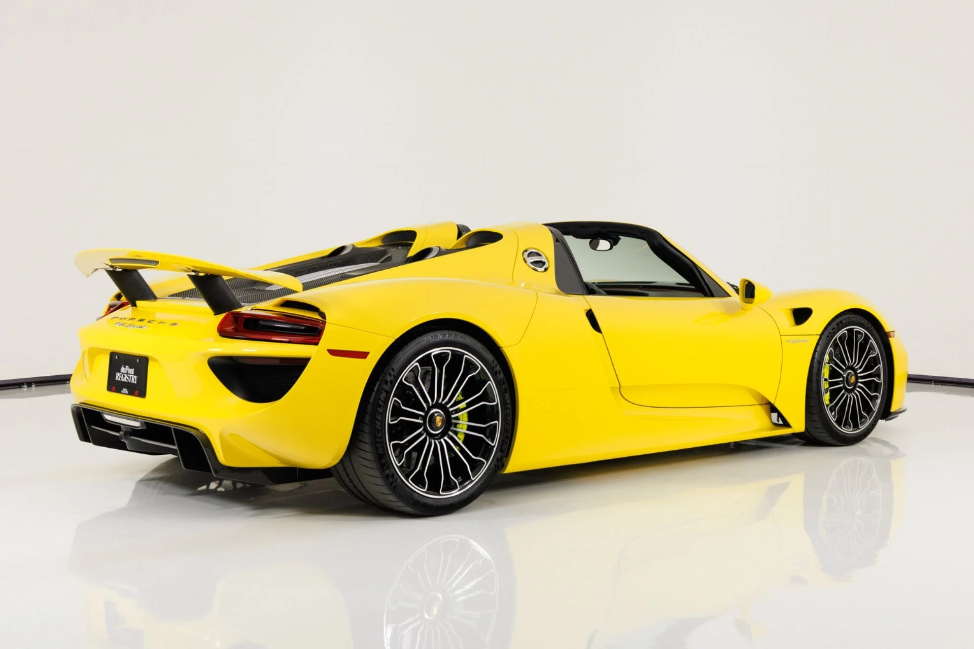 mph002_3438276866_Used_2015_Porsche_918_Spyder_1789427616_96078b2012
