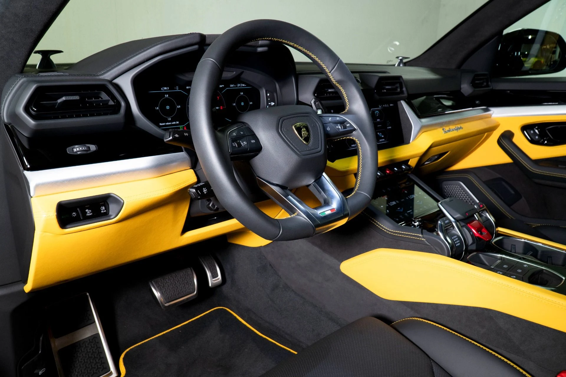 mph002_3525732559_Used_2025_Lamborghini_Urus_SE_1777525057_4254324941