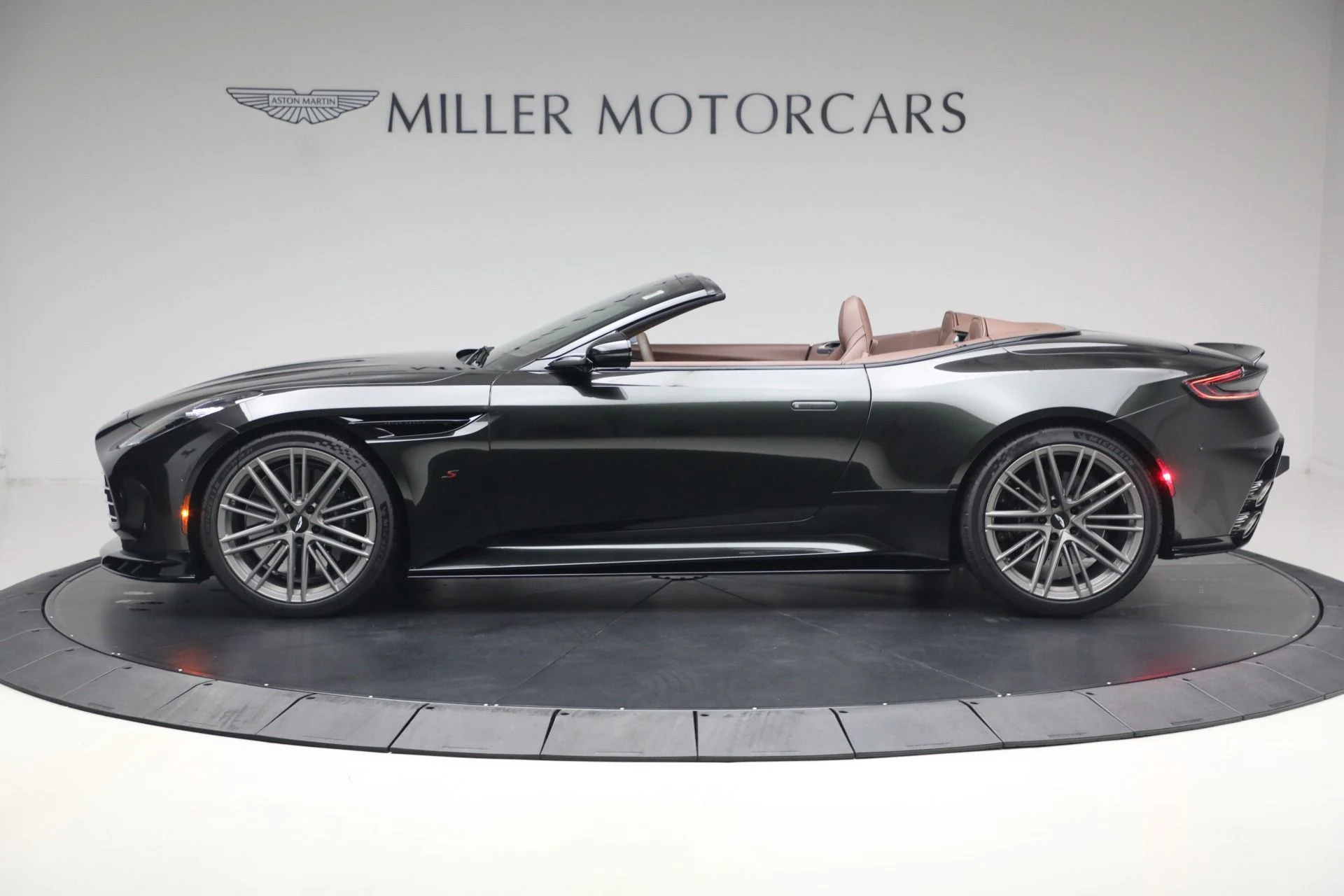 mph002_36468209_New_2026_Aston_Martin_DB_12_S_Volante_1787328919_9040205350