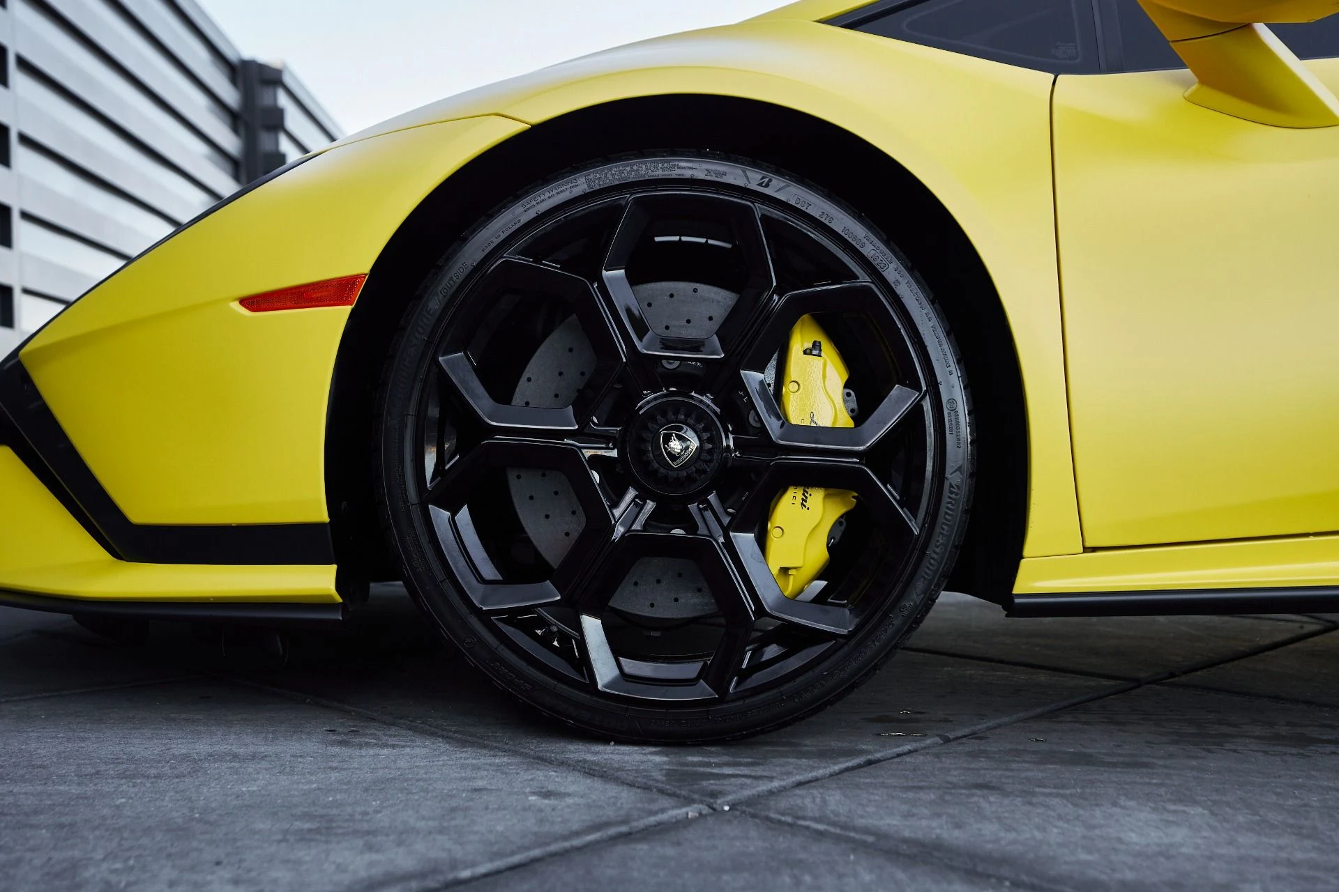 mph002_3650915600_Used_2023_Lamborghini_Huracan_Tecnica_Base_1765333461_76e82ee31f