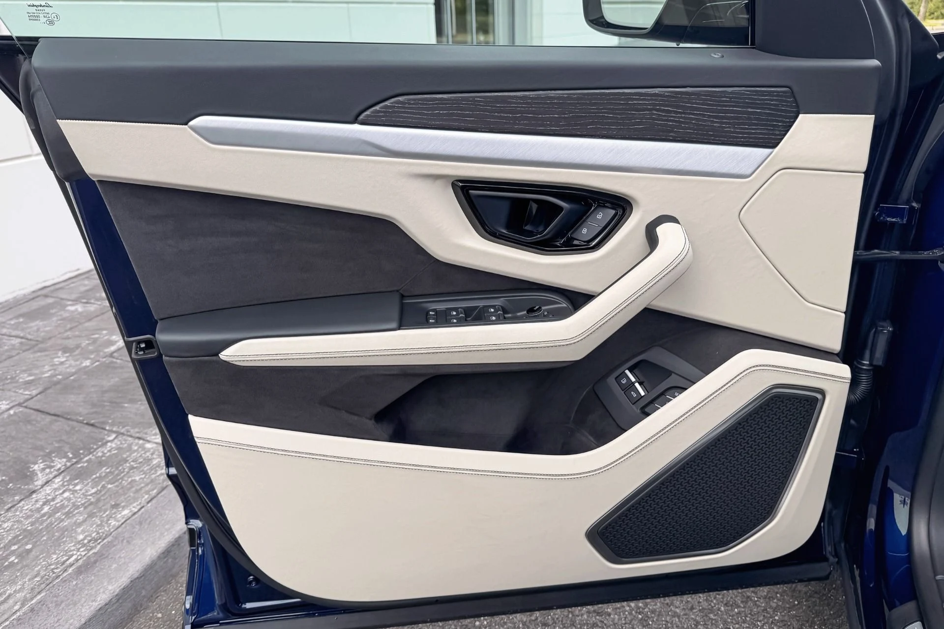 mph002_3676674439_Used_2025_Lamborghini_Urus_SE_1764805959_5842ceb0fb