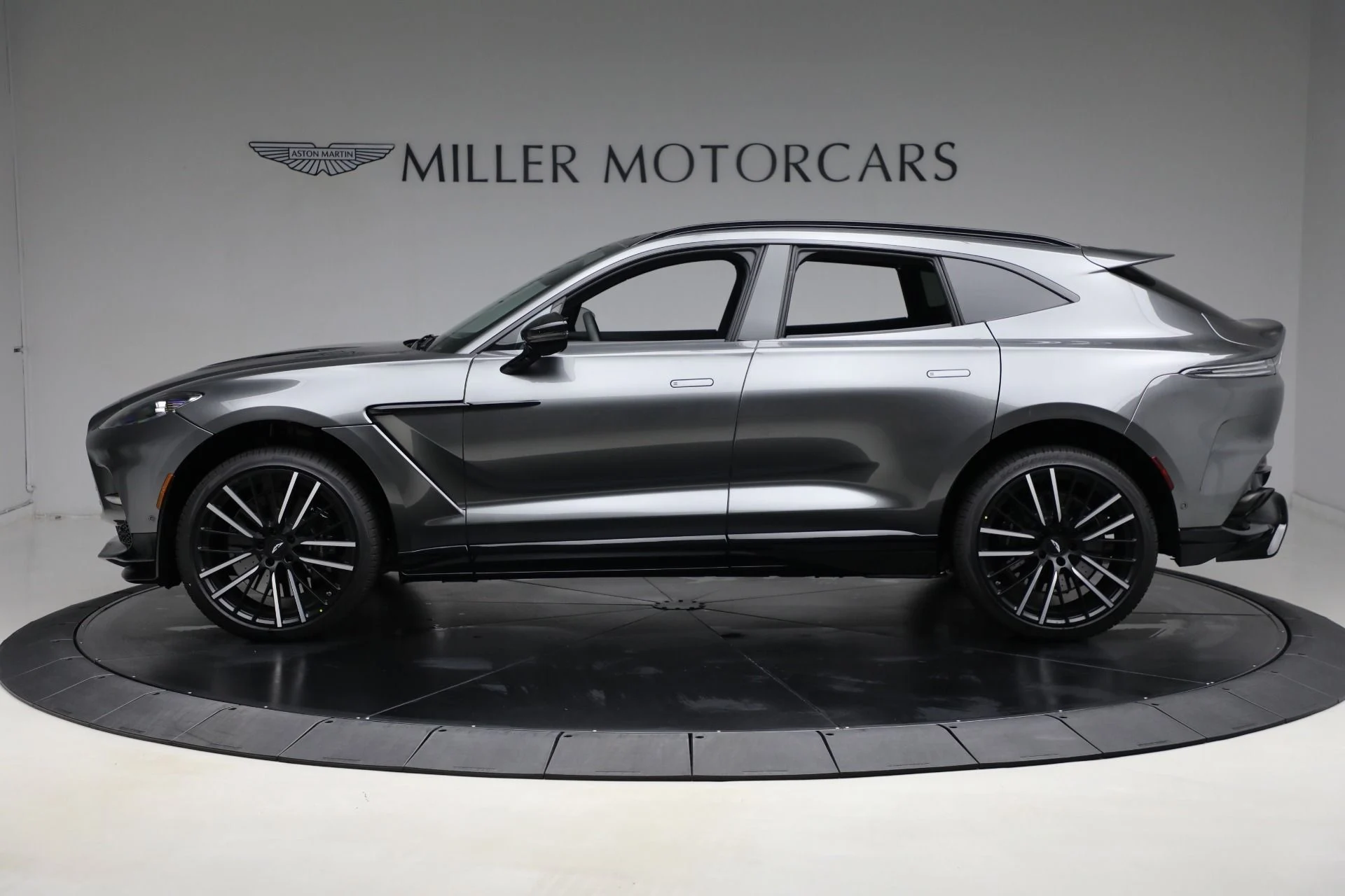 mph002_370305400_New_2025_Aston_Martin_DBX_707_ad28724a65
