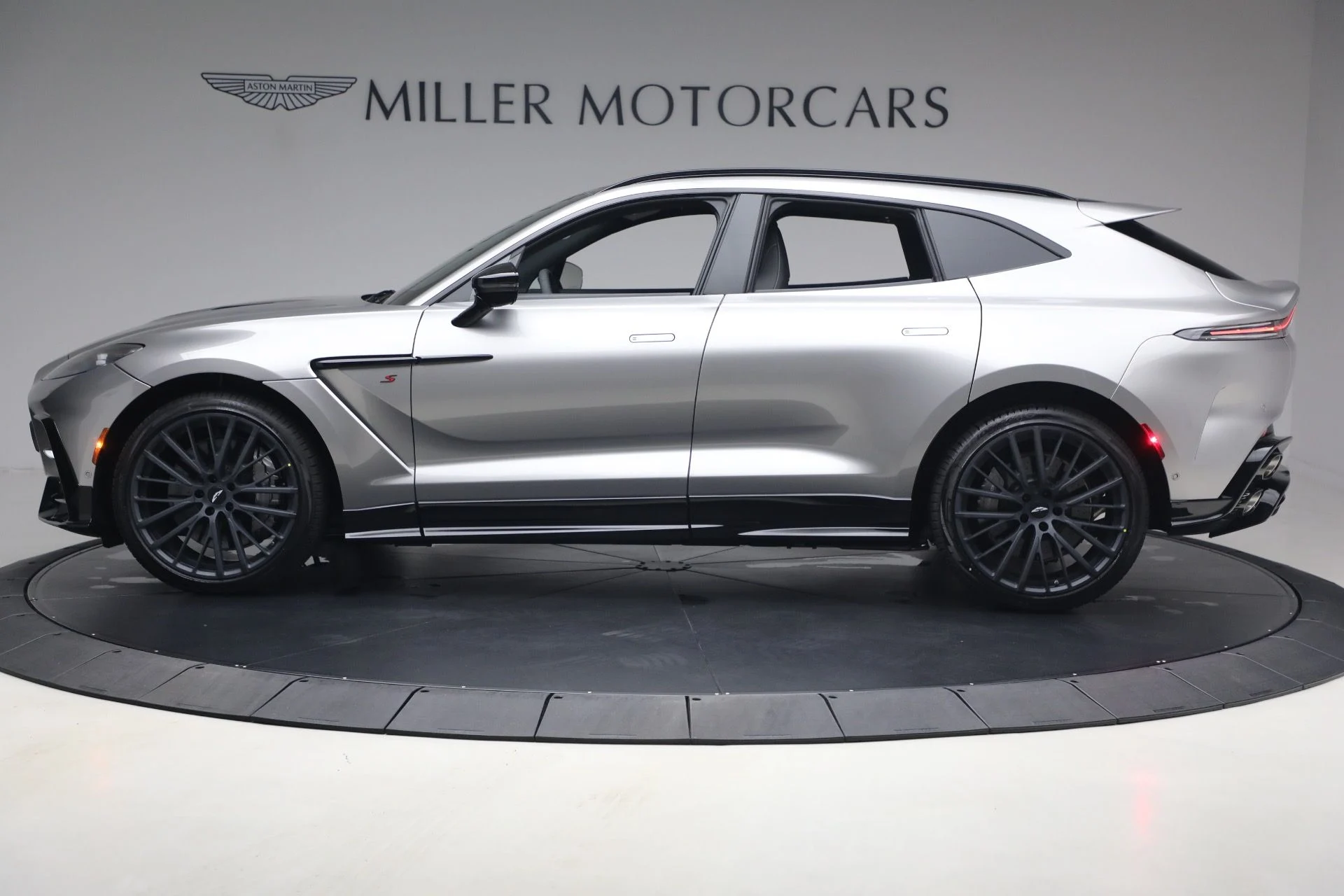 mph002_3719996937_New_2026_Aston_Martin_DBX_S_1779192379_84bad4790c