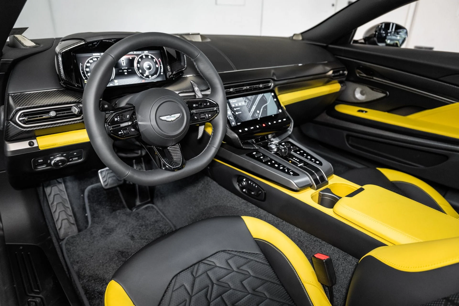 mph002_3728617315_Used_2025_Aston_Martin_Vanquish_1741191405_848ad8f645