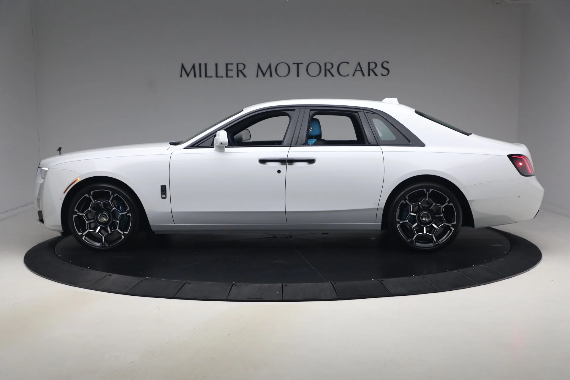 mph002_3765475290_New_2027_Rolls_Royce_Black_Badge_Ghost_3eeb9c81d6
