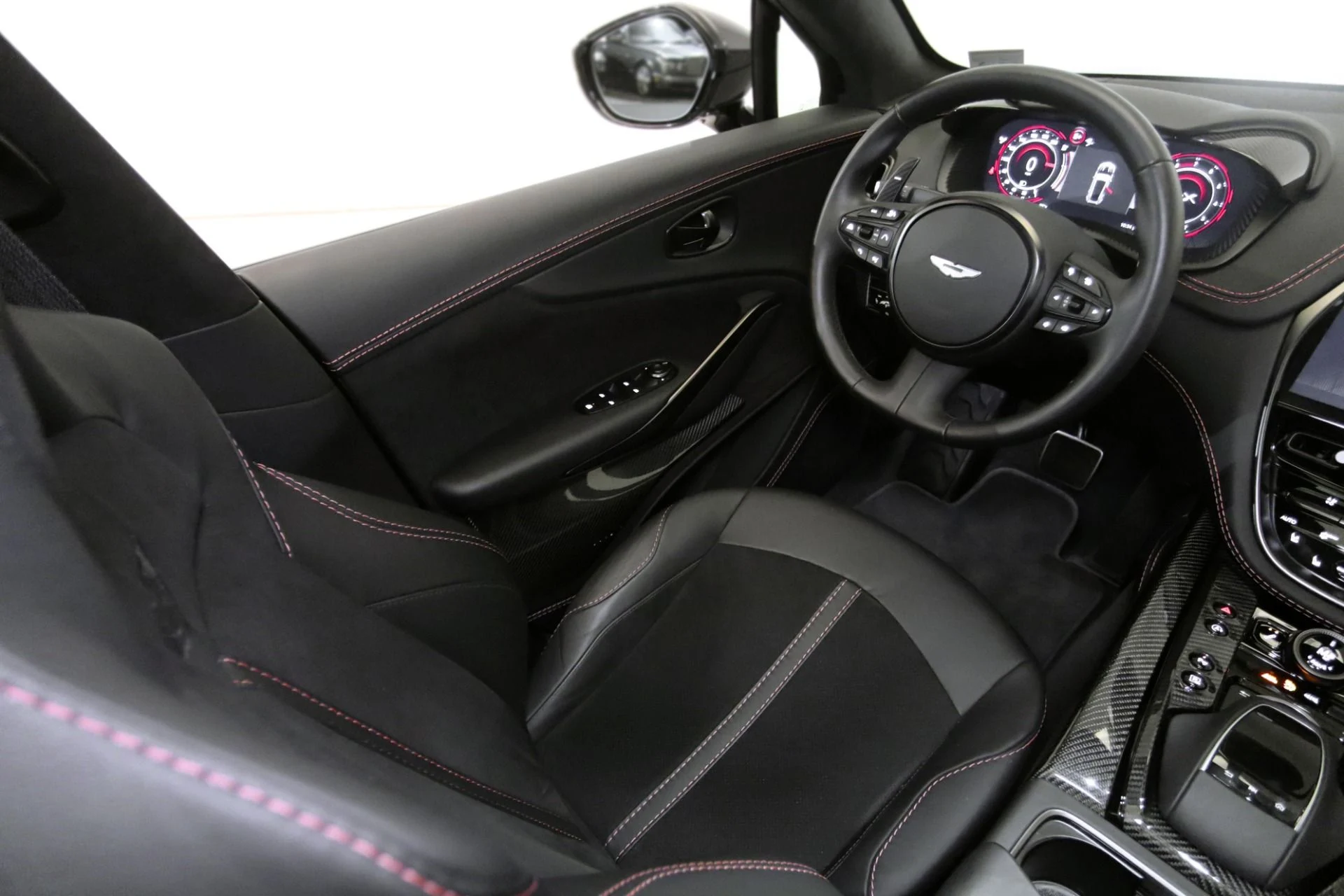 mph002_3777224756_Used_2023_Aston_Martin_DBX_707_1744811581_e1f8496621