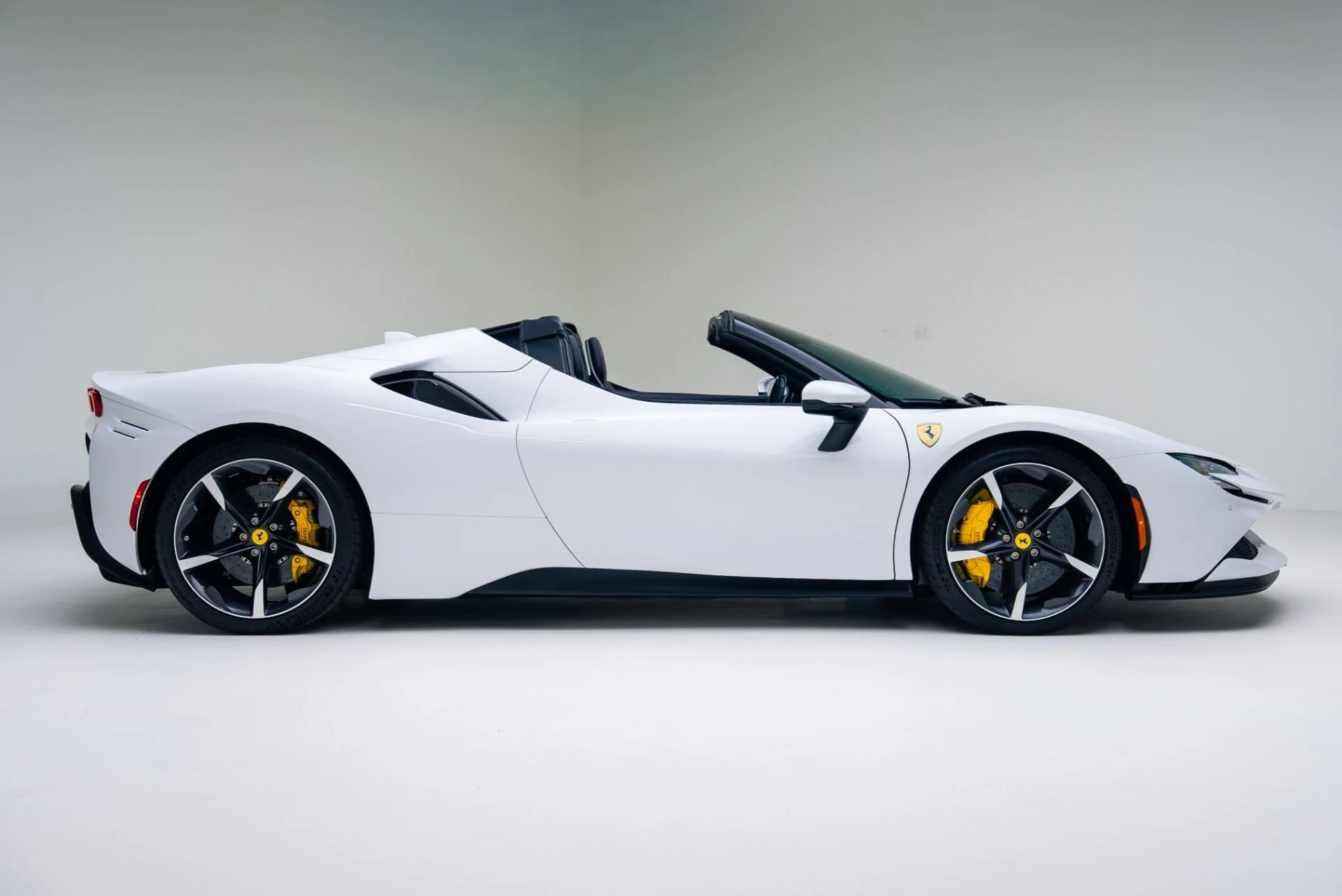mph002_3786551365_Used_2024_Ferrari_SF_90_Spider_1764978674_4dd72be791