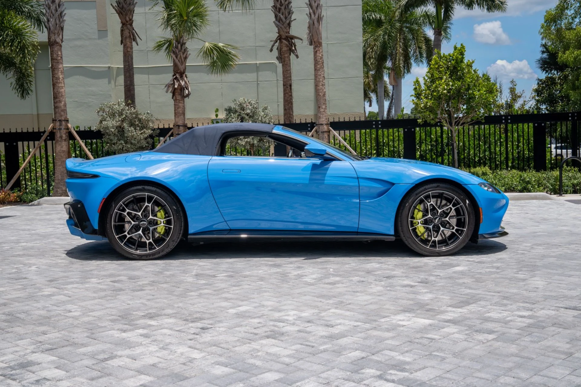 mph002_3802560884_Used_2021_Aston_Martin_Vantage_1781043626_2430865afb