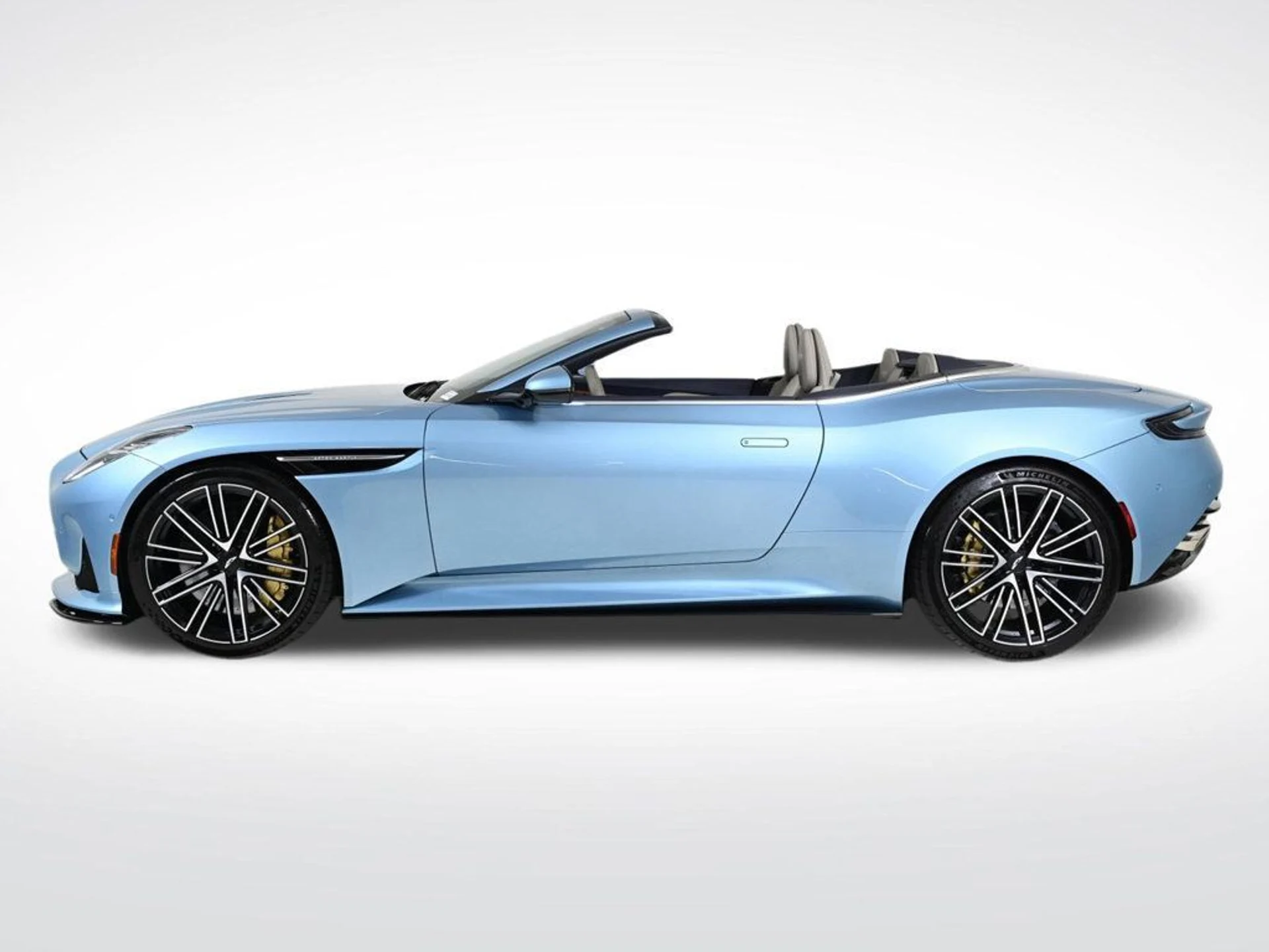 mph002_3816673220_used_2024_aston_martin_db12_volante_11350_22946063_2_1024_c5738adb9a