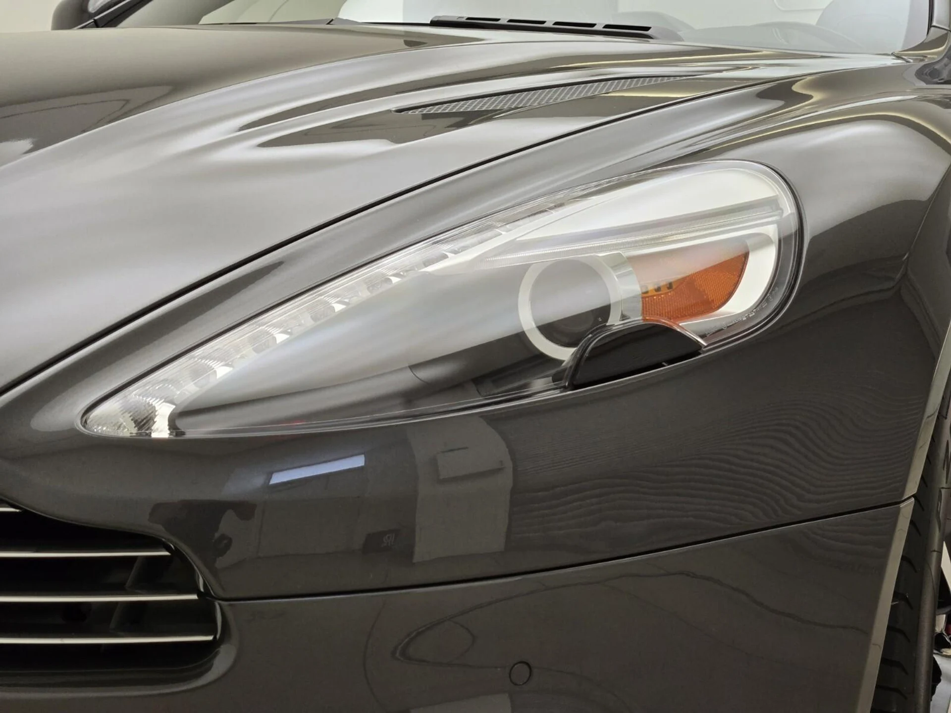 mph002_3820713524_Used_2015_Aston_Martin_Vanquish_Volante_1756882922_e36469988e