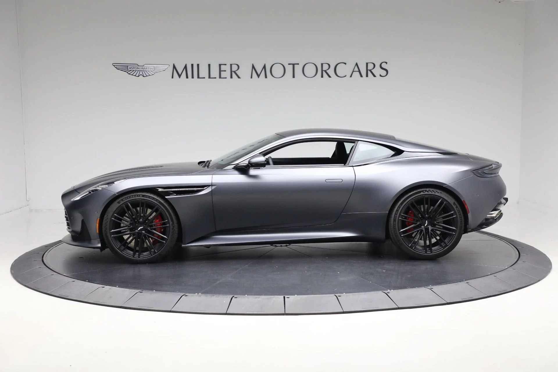 mph002_386050272_Used_2025_Aston_Martin_DB_12_V8_e0f623934f