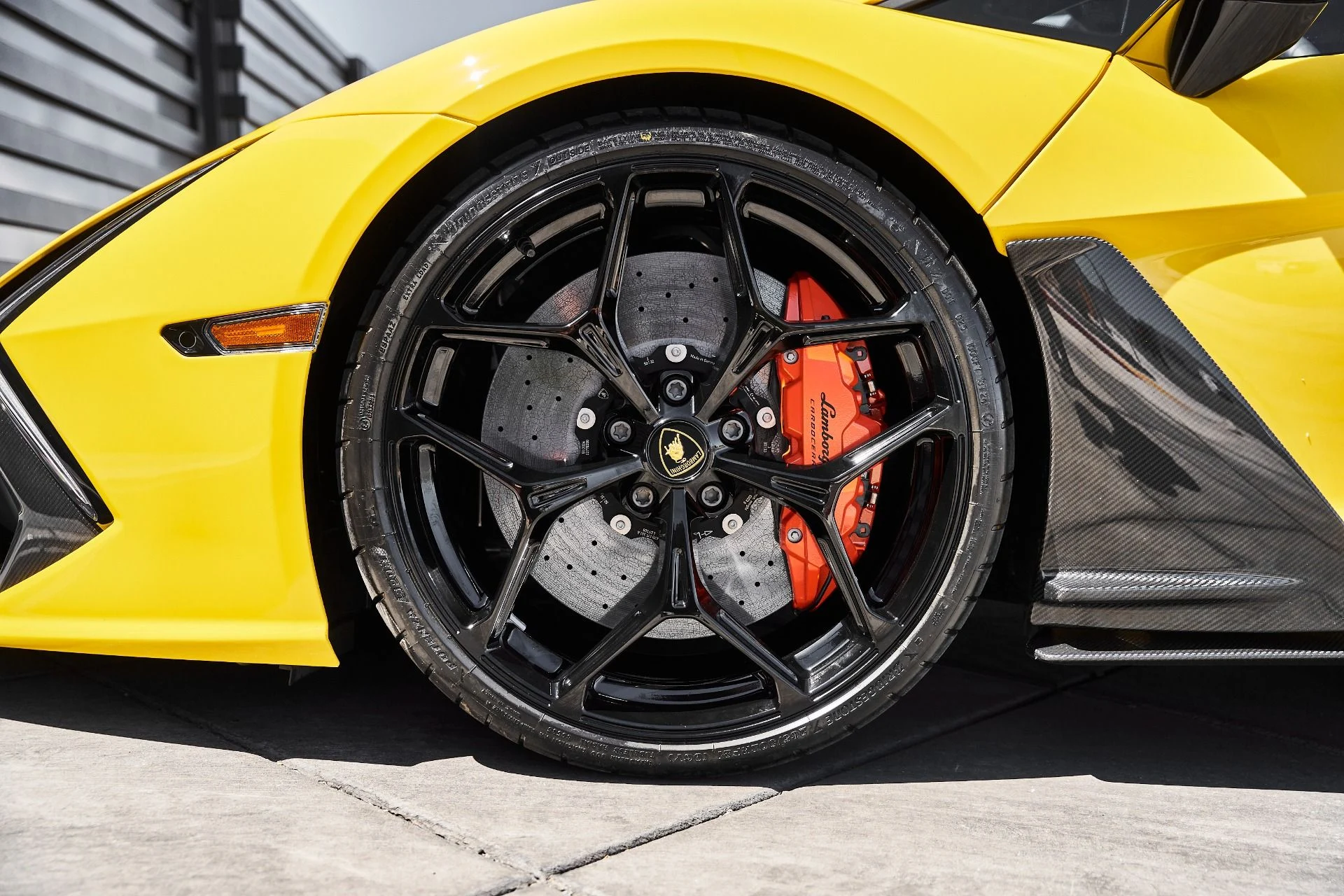 mph002_3893938686_Used_2025_Lamborghini_Revuelto_Base_1780084747_663cf4a480