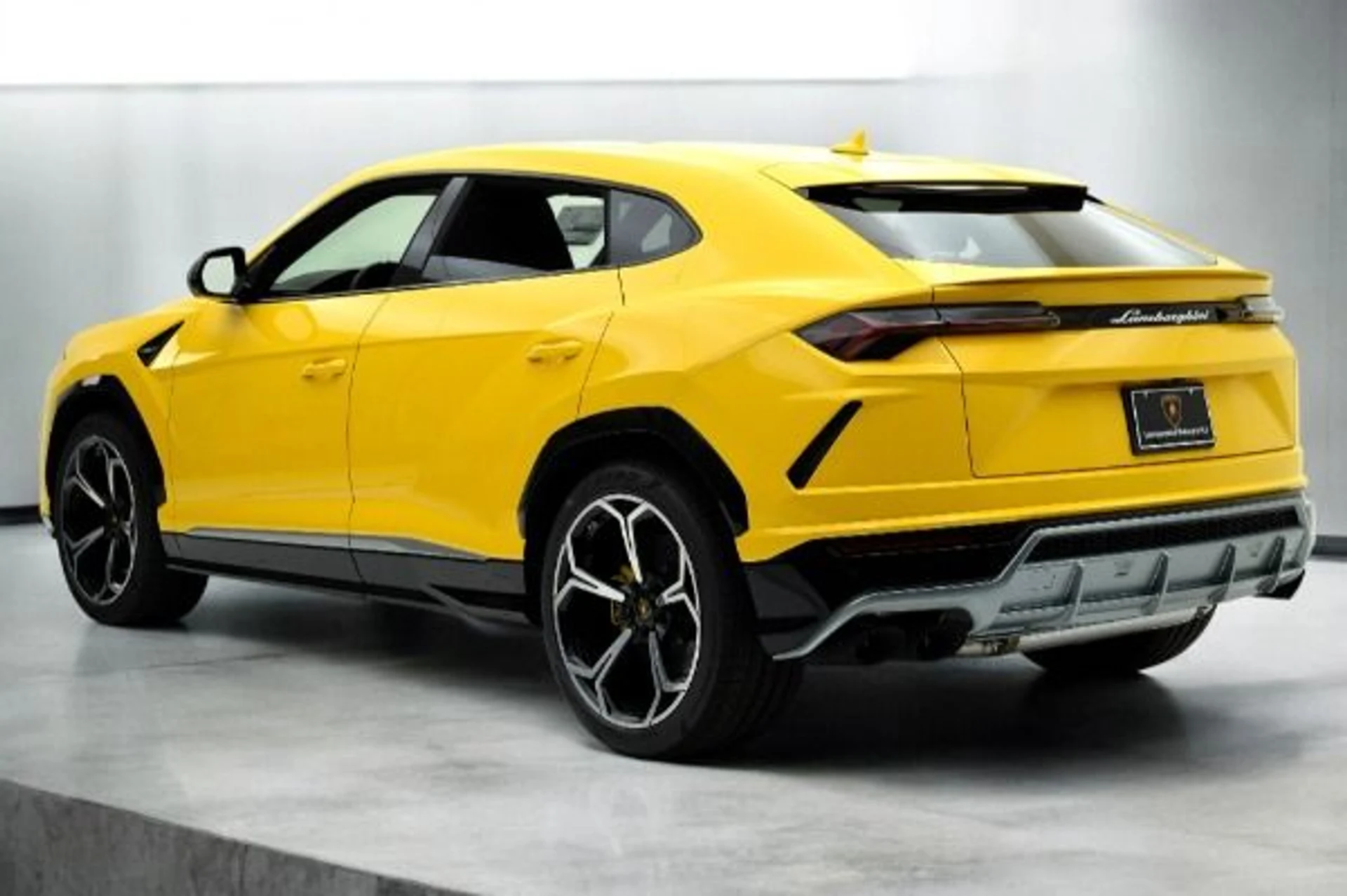 mph002_3900679009_Used_2019_Lamborghini_Urus_166d6d1115