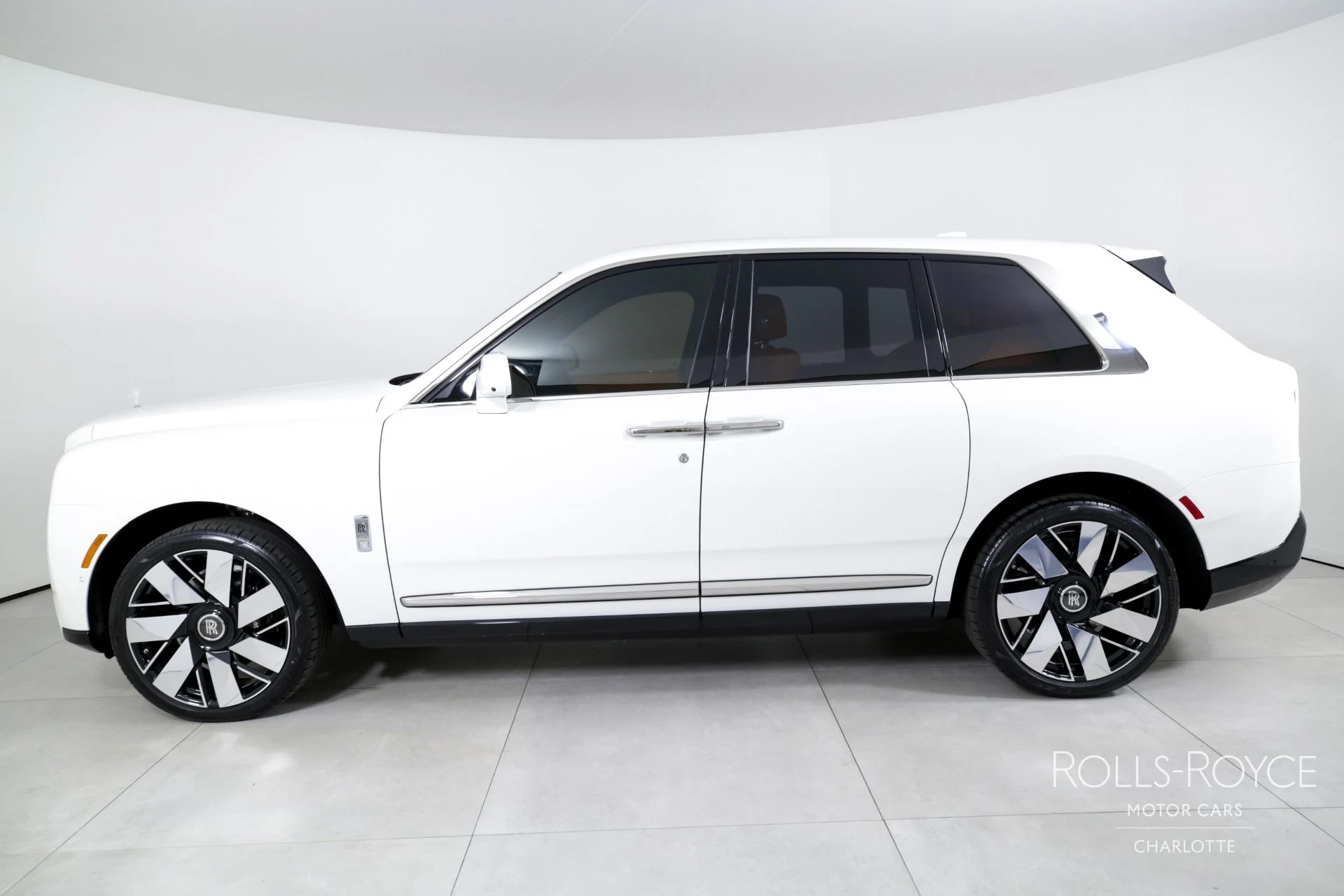 mph002_3902011503_Used_2025_Rolls_Royce_Cullinan_1745265109_ed55c1379a