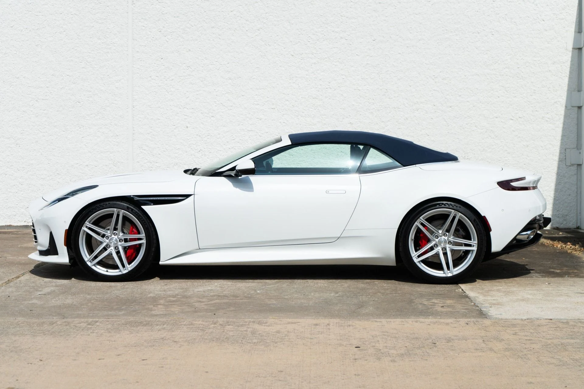 mph002_3902149785_Used_2025_Aston_Martin_DB_12_Volante_1785884214_189baa292e