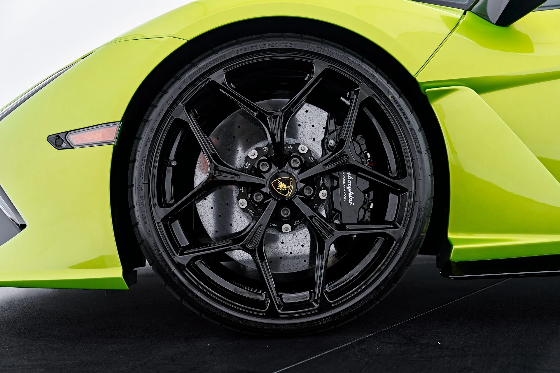 mph002_3908034683_Used_2025_Lamborghini_Revuelto_Base_1785288762_71c4e98a04